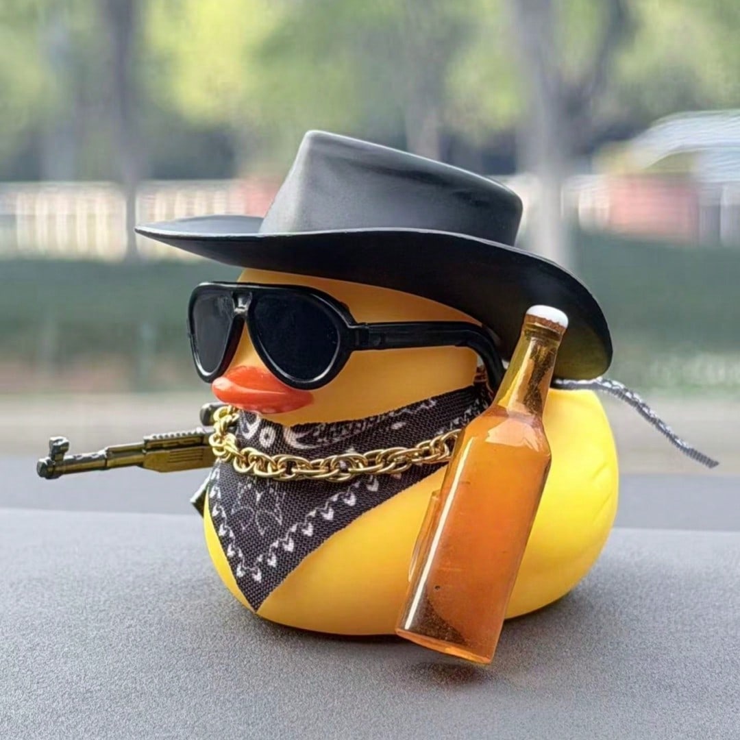 1pc Cute Beer Duck Design Car Decoration Set, Vintage Style Cool Black Duck Statue Ornament, Collectible Small Figurine, Suitable For Car Dashboard/Motorcycle/Bicycle Decoration