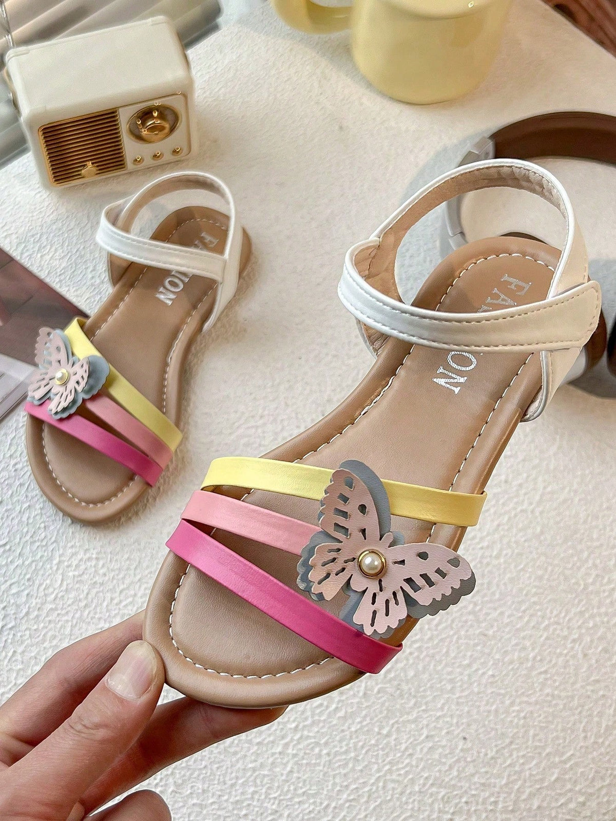 1 Pair 2026 New Girls' Sandals, Rainbow Striped Butterfly Decoration, Suitable For Summer Outings And Beach Play