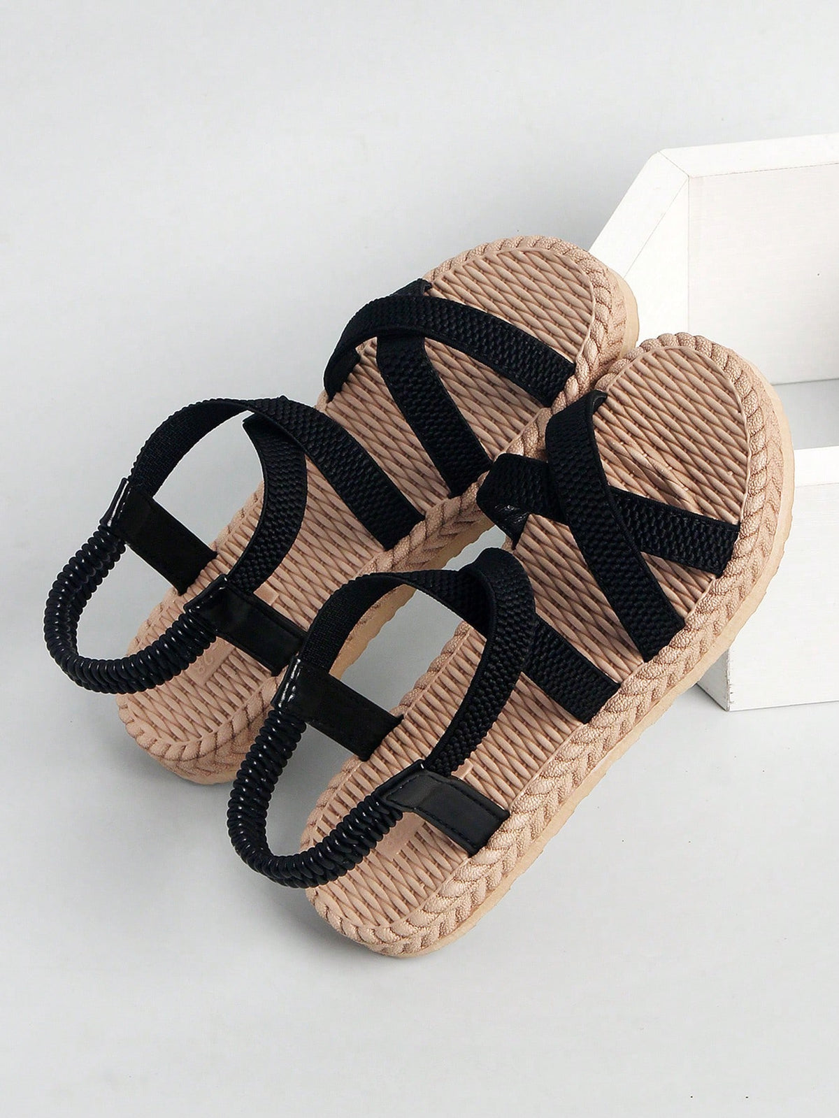 1 Pair Girls' New Black Flat Sandals, High-Elasticity Elastic Band Material, Bohemian Style Elastic Band Design, Slip-On, Double-Layer High-Elasticity Sole, Fashionable And Versatile, Suitable For 3-1