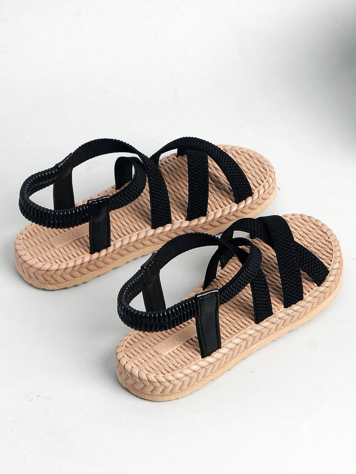 1 Pair Girls' New Black Flat Sandals, High-Elasticity Elastic Band Material, Bohemian Style Elastic Band Design, Slip-On, Double-Layer High-Elasticity Sole, Fashionable And Versatile, Suitable For 3-1