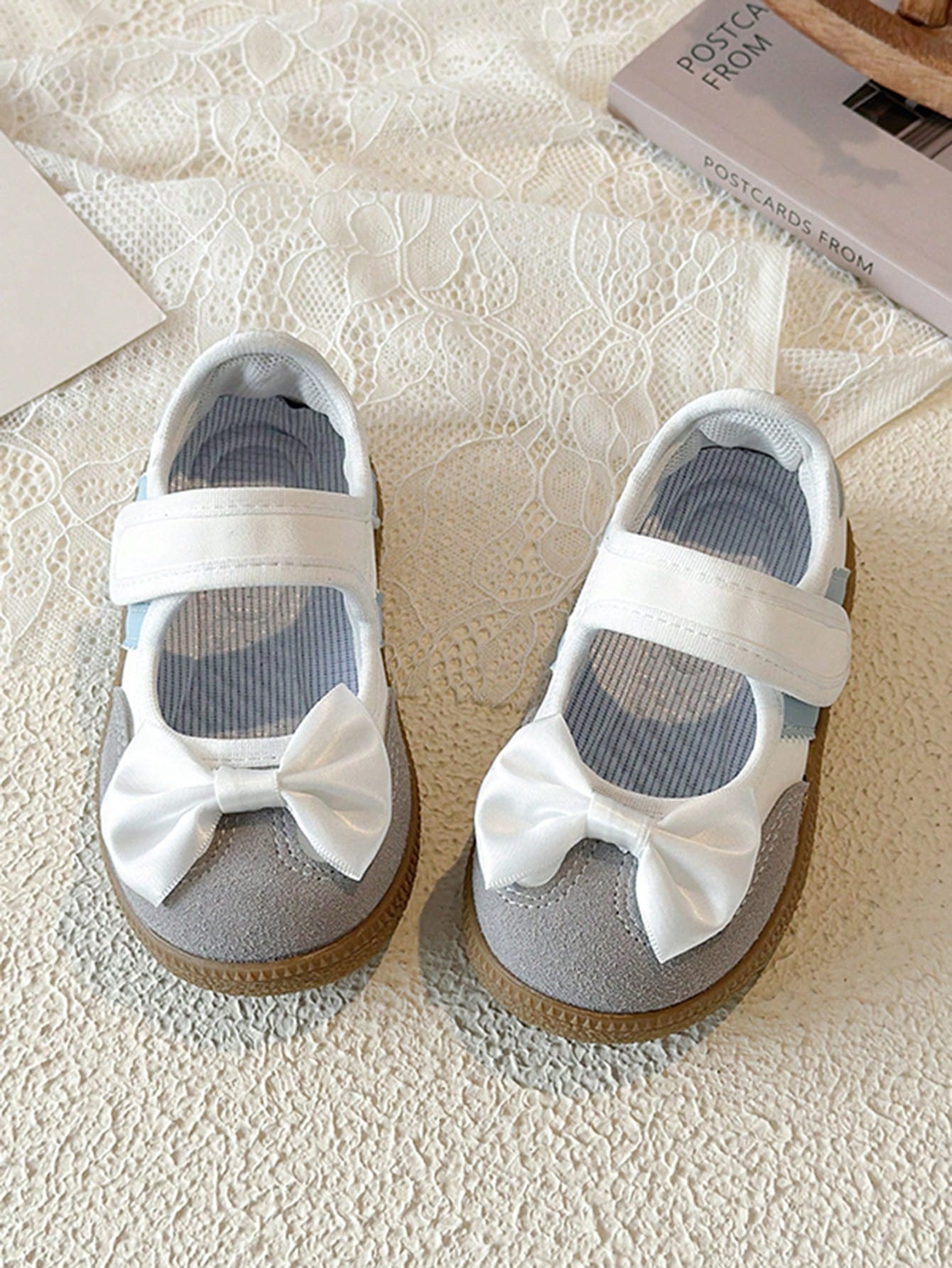 1 Pair Soft Princess Shoes, Bowknot Design Fresh And Sweet, Convenient Hook And Loop Closure. Soft Non-Slip Sole, Foot-Shaped Fit, Comfortable And Breathable, Versatile To Match Dresses, Cute And Well