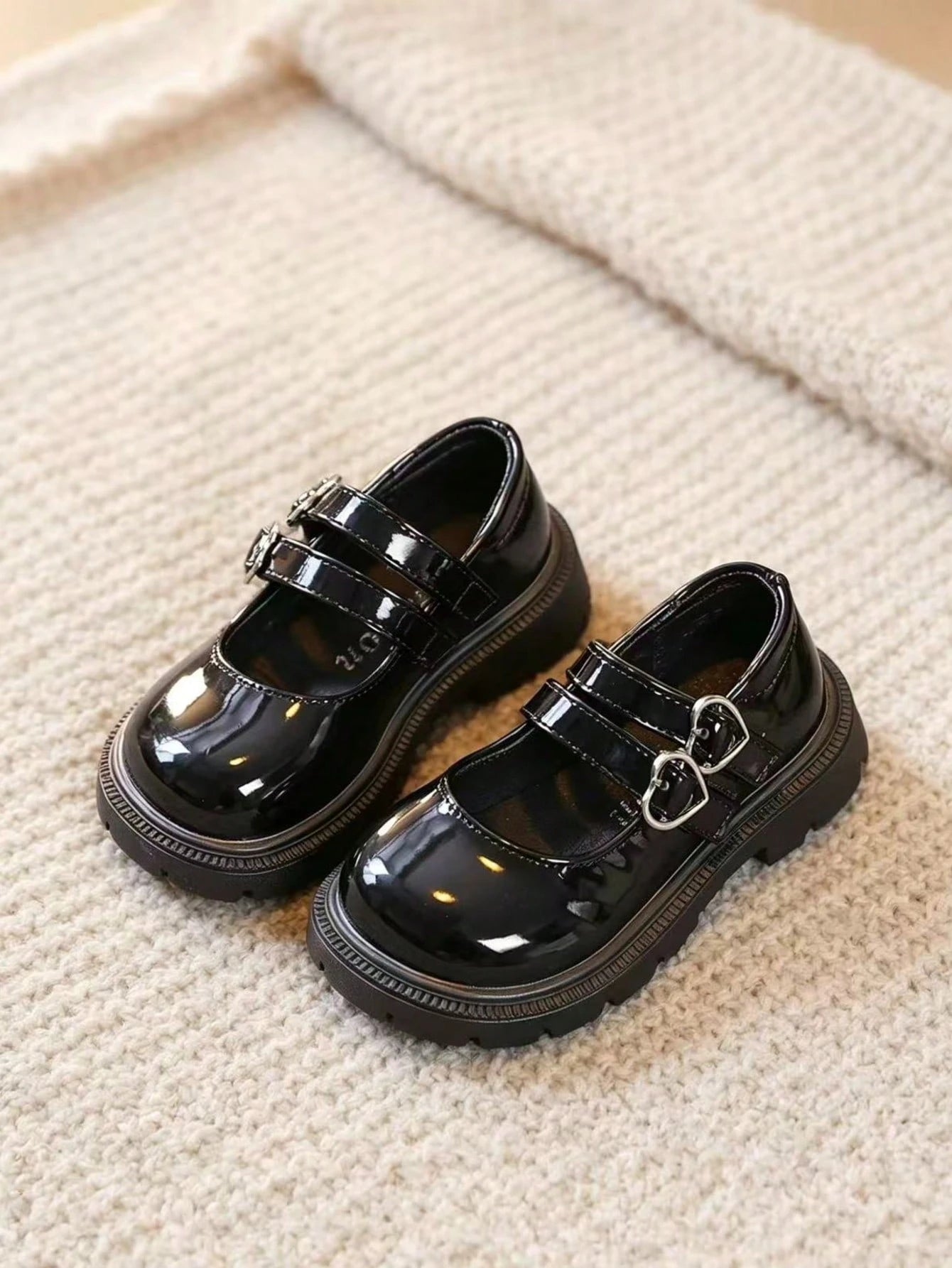 1 Pair Wide Fit British Style Loafers With Non-Slip Sole, Hook And Loop Heart Decor Buckle, 2026 Latest All-Season Campus Casual Fashion Princess Shoes, Soft Breathable Fabric, Soft Sole, Double Shoel