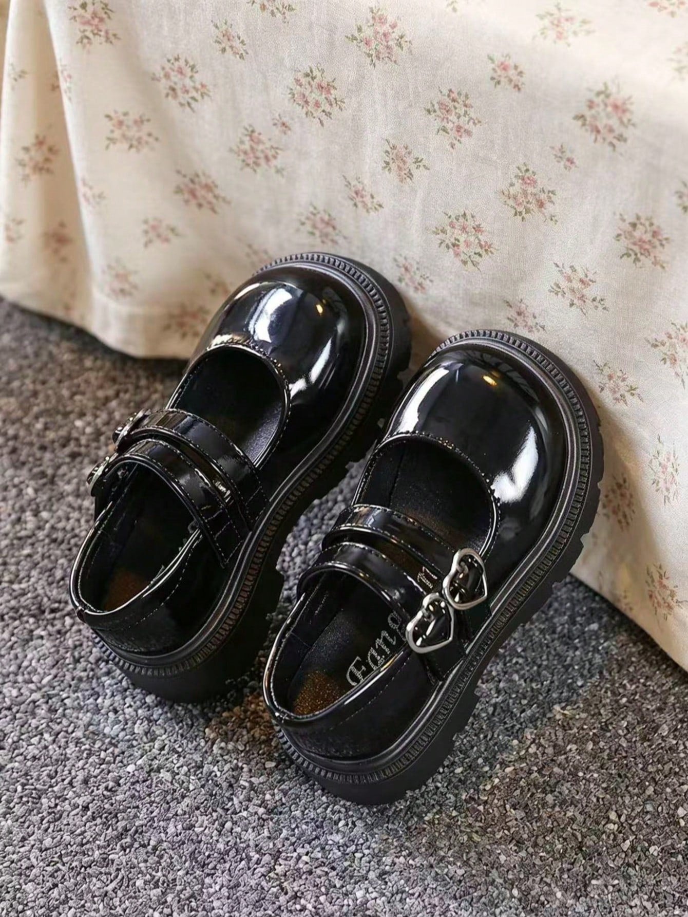 1 Pair Wide Fit British Style Loafers With Non-Slip Sole, Hook And Loop Heart Decor Buckle, 2026 Latest All-Season Campus Casual Fashion Princess Shoes, Soft Breathable Fabric, Soft Sole, Double Shoel