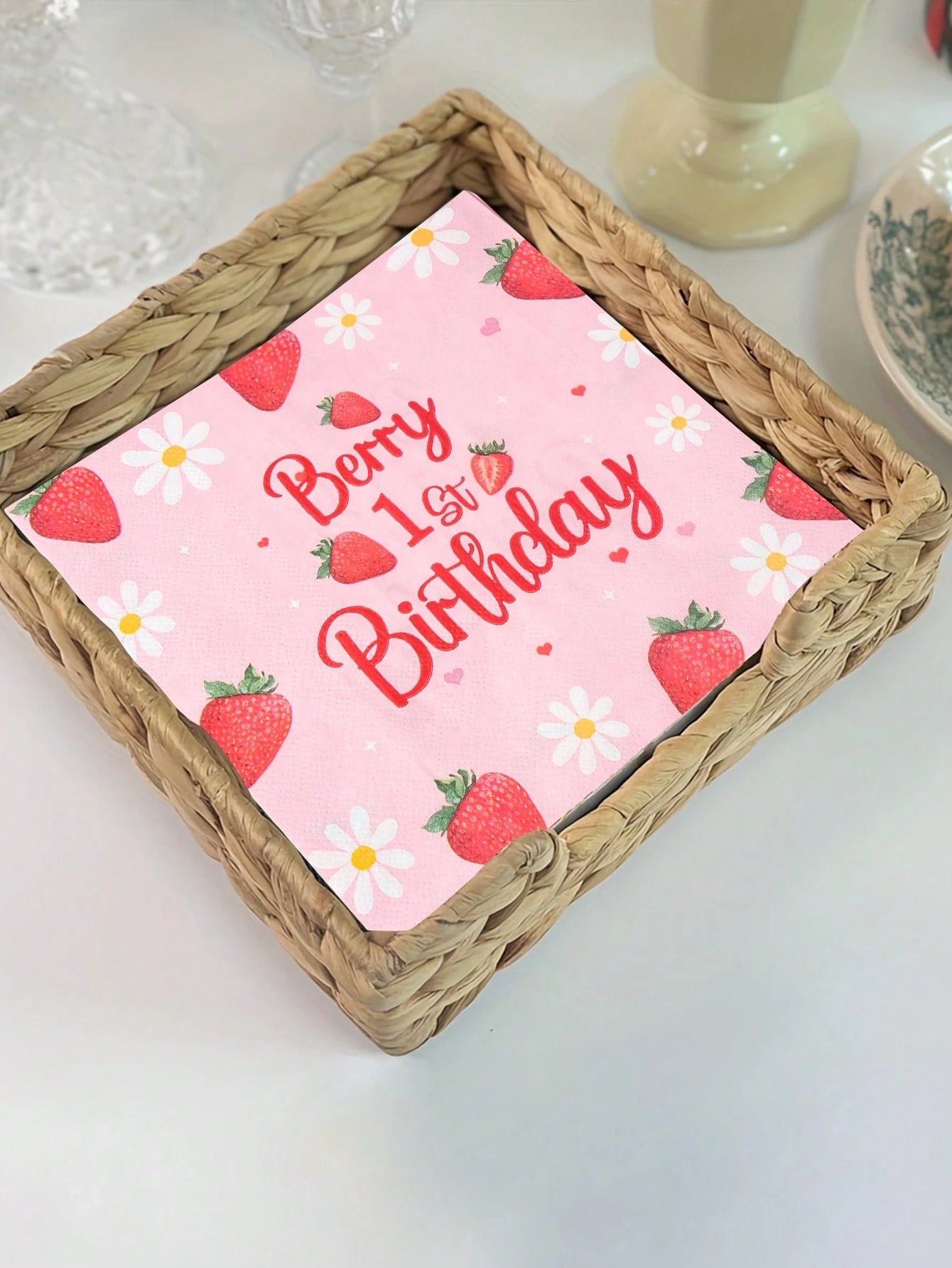 16pcs Strawberry Theme 1st Birthday Paper Napkins, Newborn Baby Birthday Party Disposable Napkins With Daisy Strawberry Pattern, Strawberry Napkins, Gender Reveal Party Tableware Decor, Pink Baby Girl