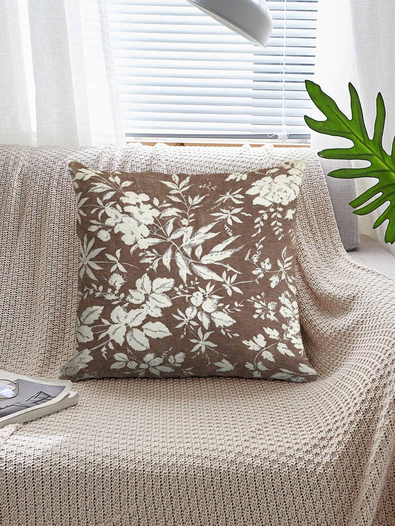 1pc/2pcs/4pcs Deep Brown Background Vintage White Floral Sketch Print Pillow Case, Country Vintage Style Bedroom Decor| Living Room Decor| Room Decor, Polyester Durable Hard Fabric Single-Sided Prin