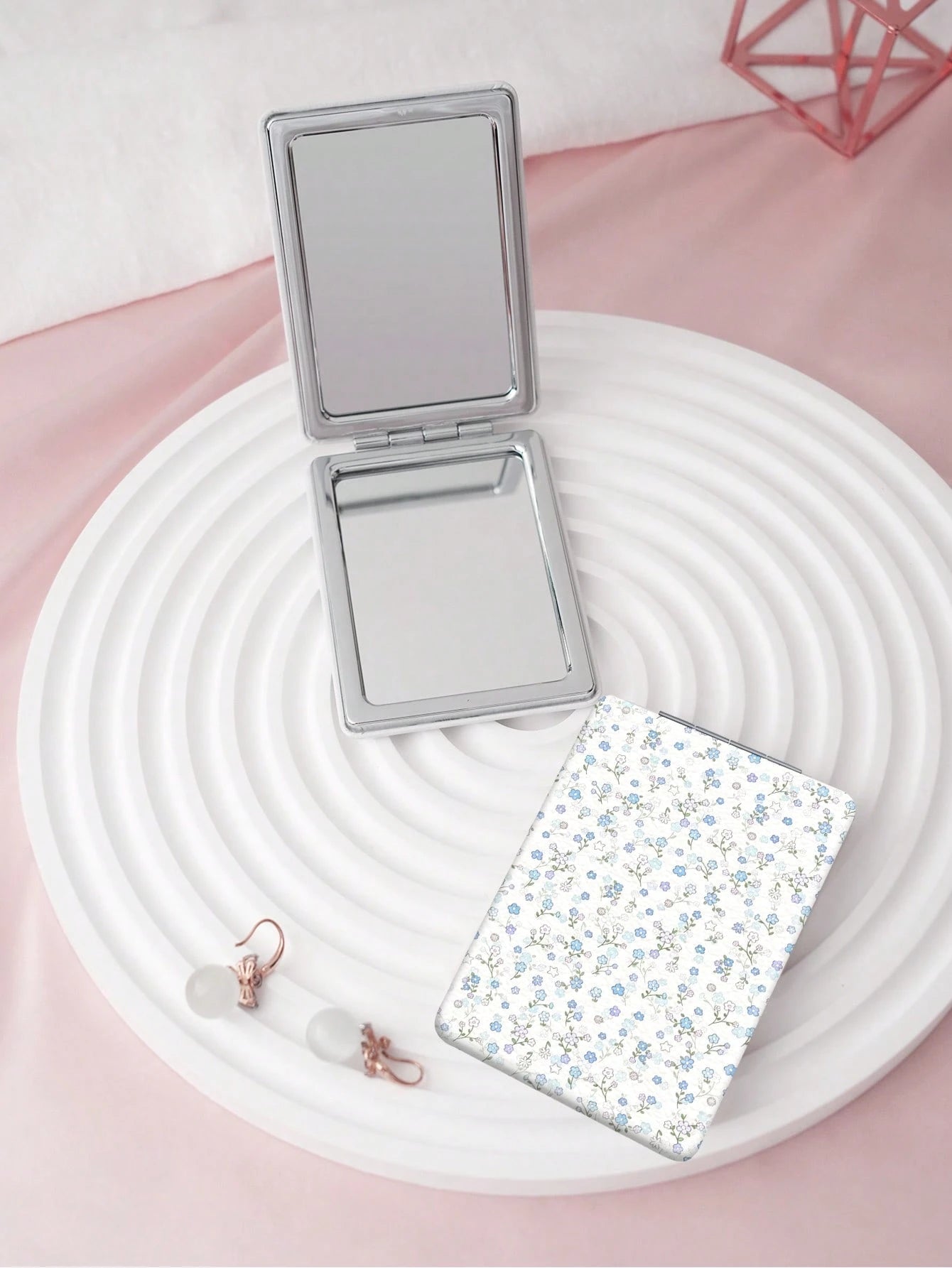 1PC British Country Style Portable Folding Makeup Mirror, Lightweight Ultra-Thin Convenient Durable PU Leather, Suitable For Various Occasions Travel Party Work School, Fit For All Ages