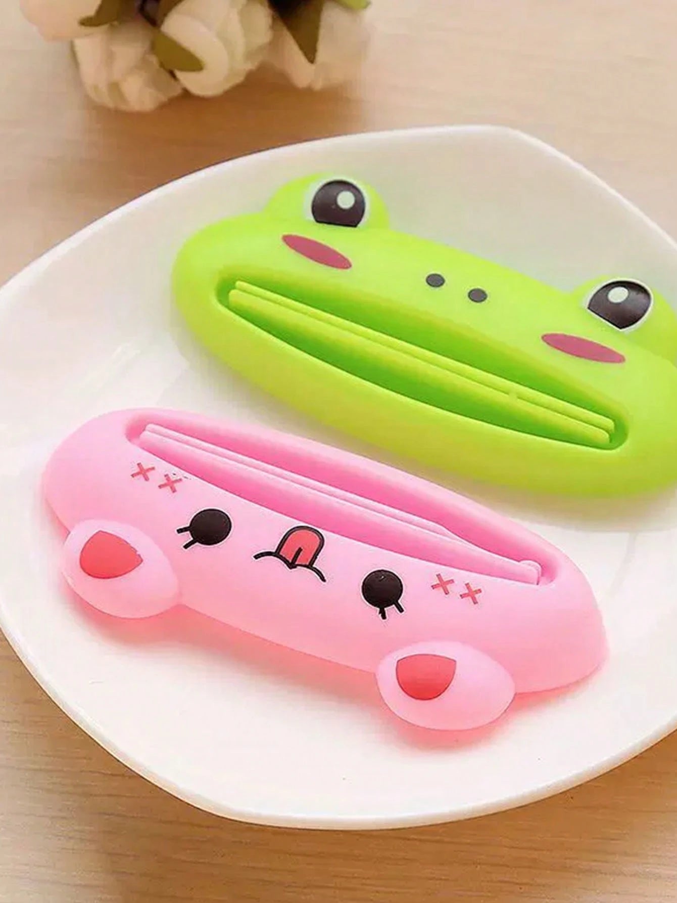 1pc Cartoon Toothpaste Squeezer, Multi-Function Makeup Tool