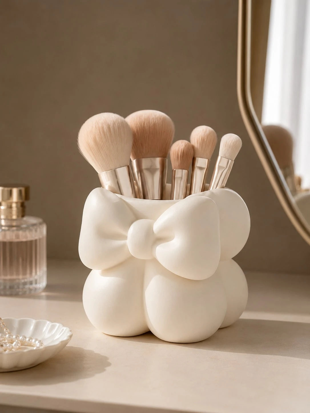 1pc Elegant Cream Bow Makeup Brush Holder, Soft Rounded Makeup Brush Storage Cup, Suitable For Vanity And Vanity Decor, Makeup Bag, Luxury Designer Bag, Makeup Storage, Vanity Storage, Bathroom Decor