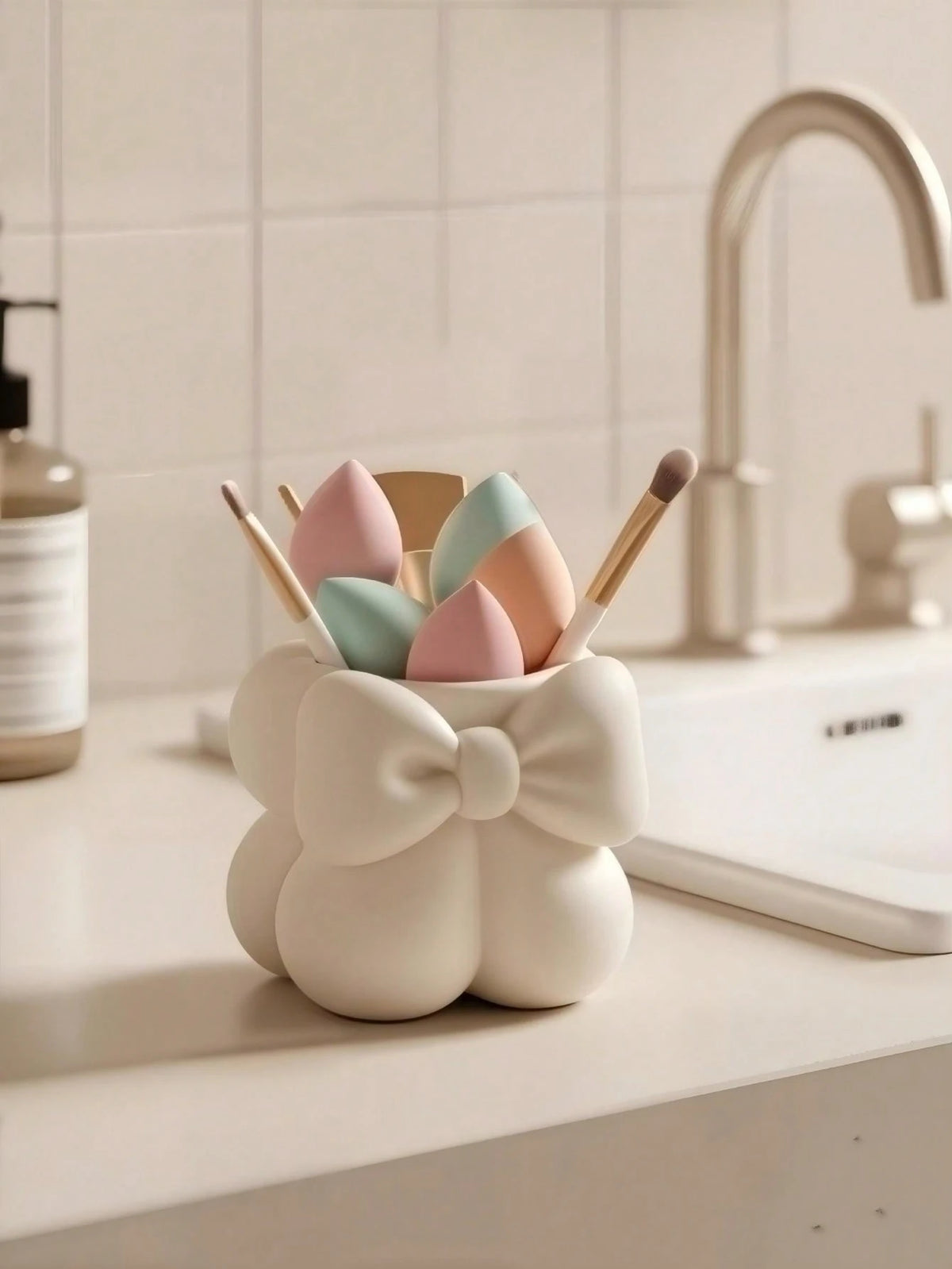 1pc Elegant Cream Bow Makeup Brush Holder, Soft Rounded Makeup Brush Storage Cup, Suitable For Vanity And Vanity Decor, Makeup Bag, Luxury Designer Bag, Makeup Storage, Vanity Storage, Bathroom Decor