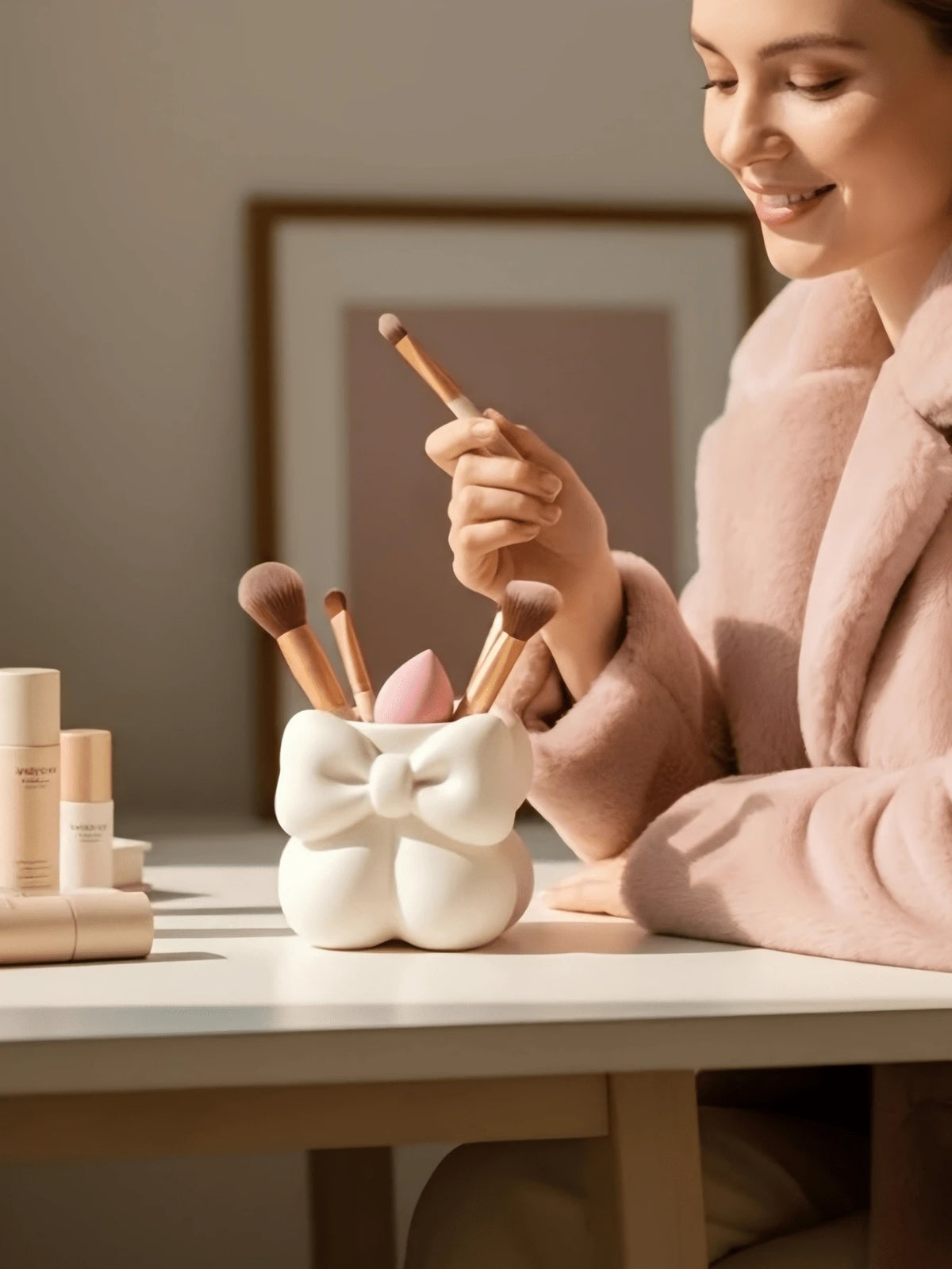 1pc Elegant Cream Bow Makeup Brush Holder, Soft Rounded Makeup Brush Storage Cup, Suitable For Vanity And Vanity Decor, Makeup Bag, Luxury Designer Bag, Makeup Storage, Vanity Storage, Bathroom Decor