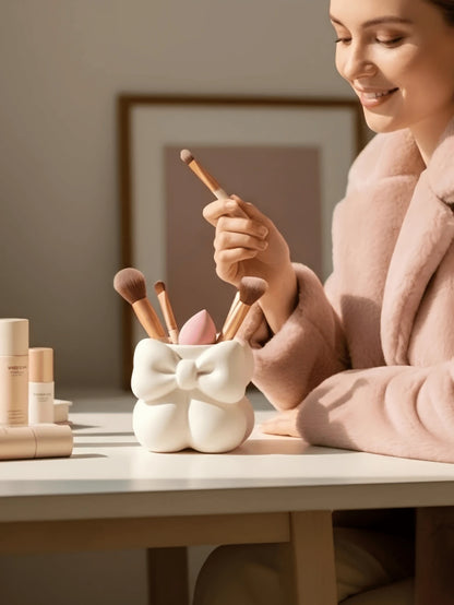 1pc Elegant Cream Bow Makeup Brush Holder, Soft Rounded Makeup Brush Storage Cup, Suitable For Vanity And Vanity Decor, Makeup Bag, Luxury Designer Bag, Makeup Storage, Vanity Storage, Bathroom Decor