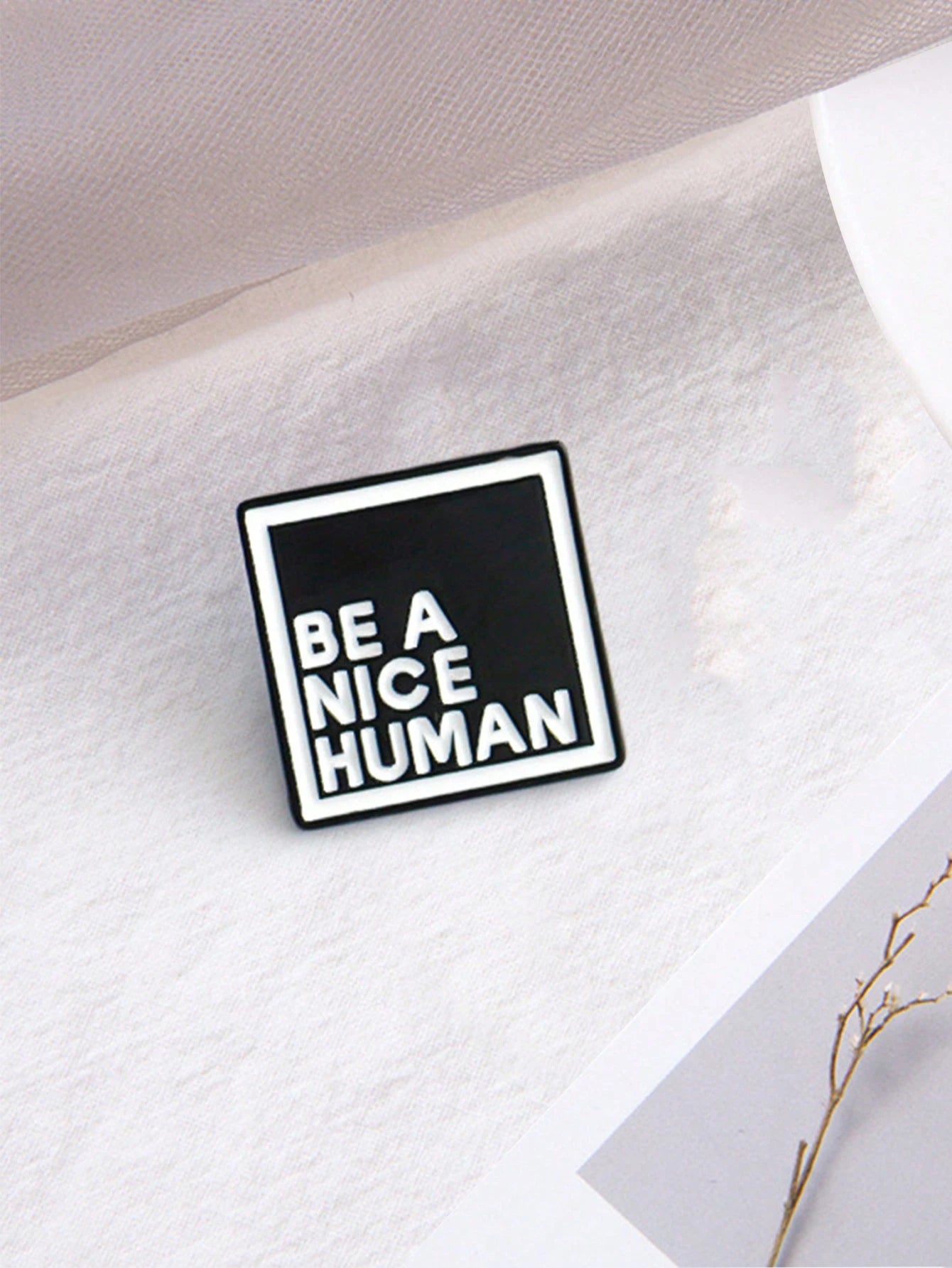 1pc Fashionable Minimalist Alloy Letter Brooch English Alphabet Drip Badge Pin For Clothes Or Bags, Black And White Simple Personalized Badge, Cute Backpack Decoration Medal Dress Accessories Bag Char