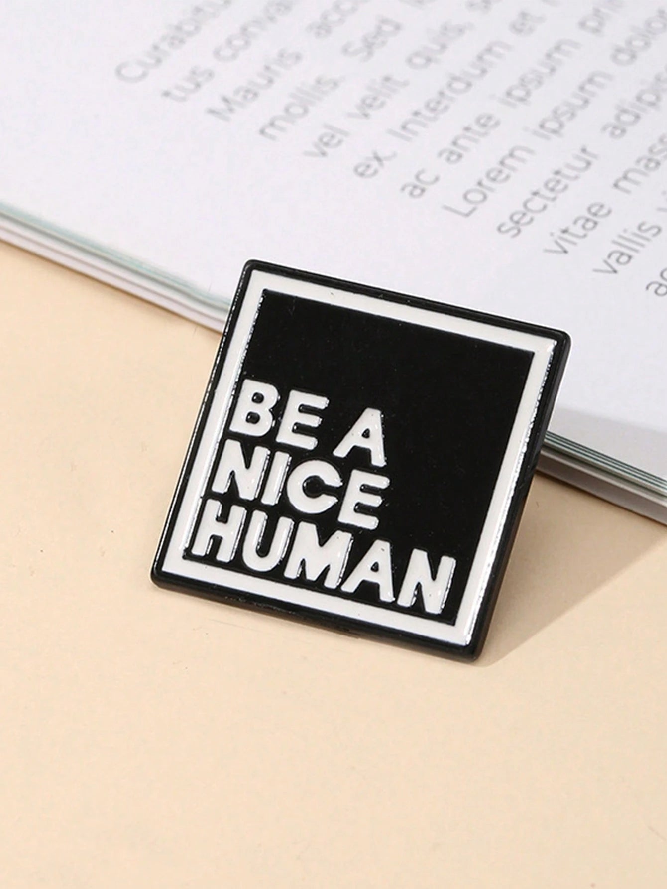 1pc Fashionable Minimalist Alloy Letter Brooch English Alphabet Drip Badge Pin For Clothes Or Bags, Black And White Simple Personalized Badge, Cute Backpack Decoration Medal Dress Accessories Bag Char