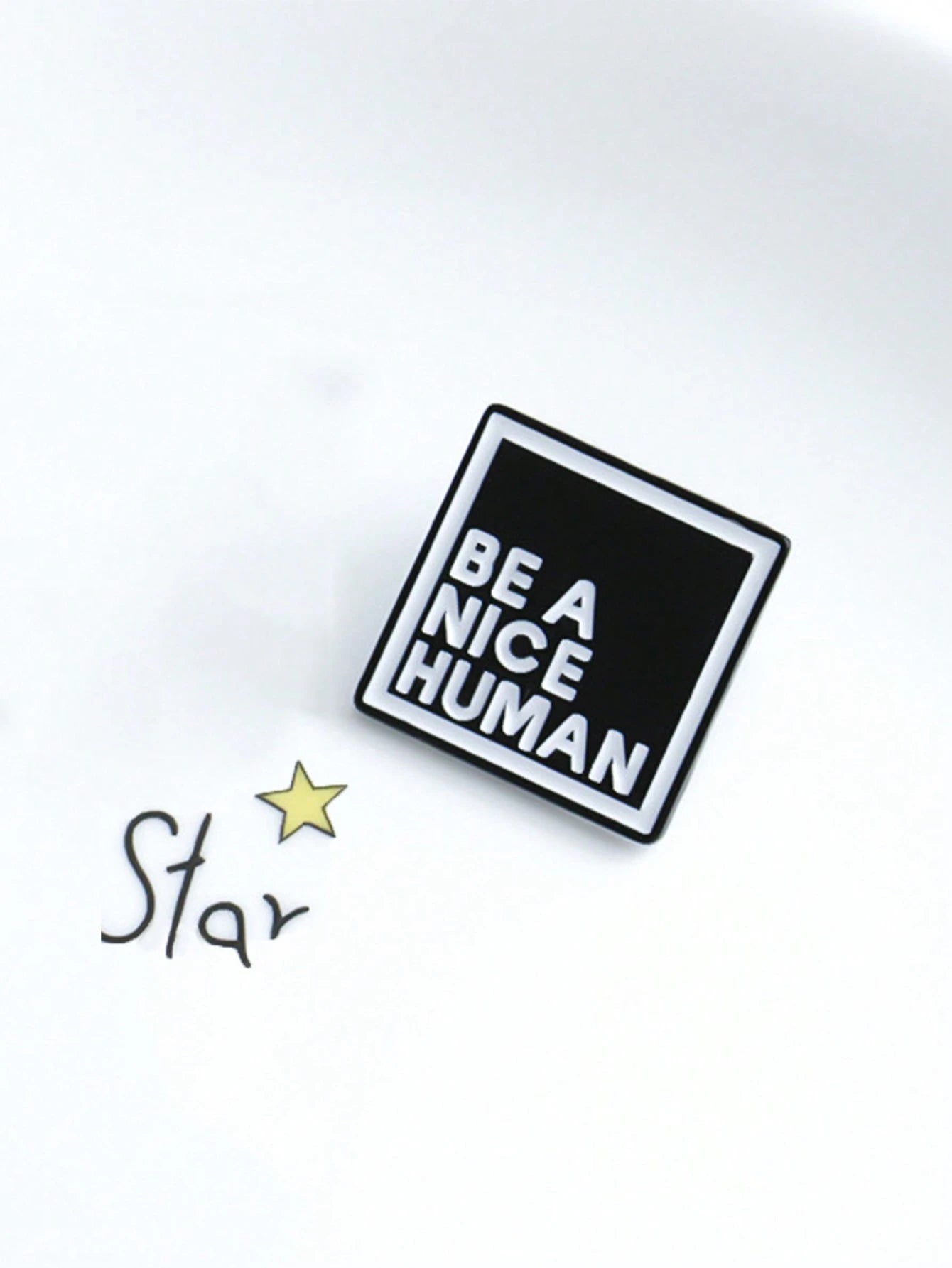 1pc Fashionable Minimalist Alloy Letter Brooch English Alphabet Drip Badge Pin For Clothes Or Bags, Black And White Simple Personalized Badge, Cute Backpack Decoration Medal Dress Accessories Bag Char