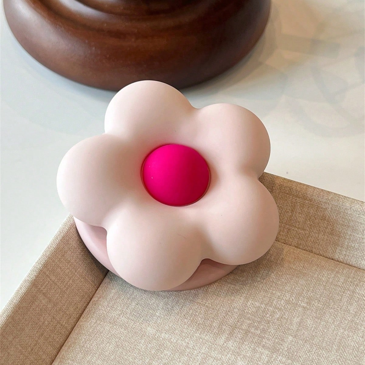 1PC Strong Magnetic Phone Holder, Powerful Flower-Shaped Liquid Silicone Magnetic Phone Stand With Matte Finish