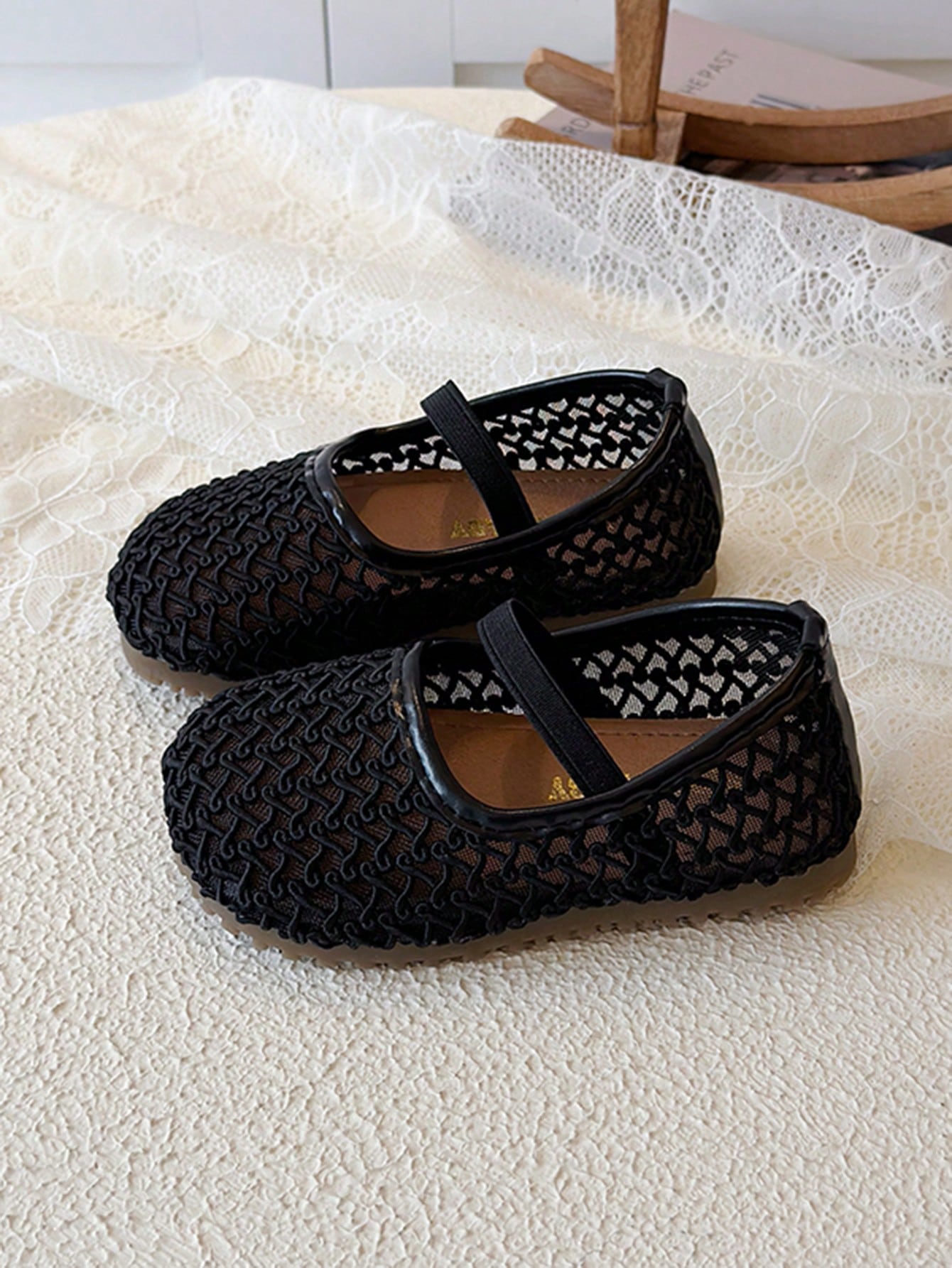 2026 Spring/Summer Girls' Breathable Woven Soft Sole Mesh Slip-On Shoes, Versatile Shoes With Hollow Design, Fresh And Non-Stuffy, Soft Lining Fits Foot Shape, Non-Slip Wear-Resistant Outsole For Stab