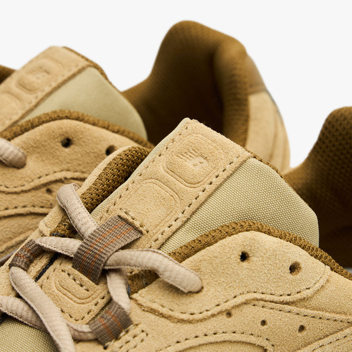 New Balance 204L. Close-up of quicksand and bark sneaker showing tonal laces, padded tongue, stitched panels and lace loop.