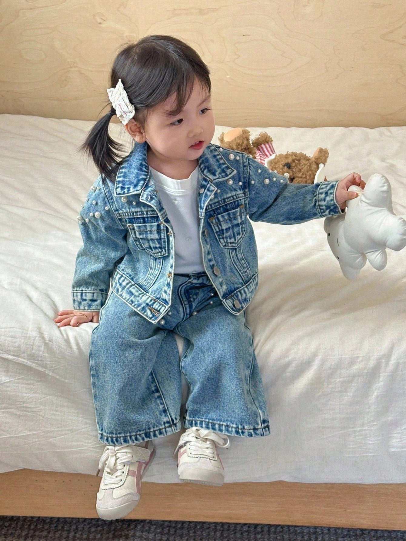 2pcs Baby Girls' Y2K White Pearl Decor Blue Denim Lapel Long Sleeve Jacket And Loose Fit Pants Set,Pearl Decoration Set,Fall Clothes,Autumn Clothes Winter