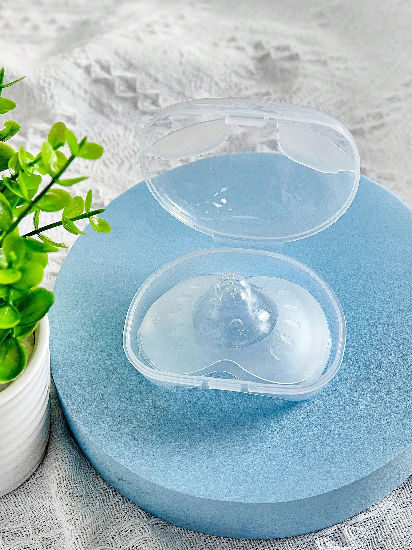 2pcs Silicone Nursing Covers With Storage Box, Nipple Protector, Anti-Pain Anti-Bite Nursing Shields, Thin Breast Pad, Easy Cleaning Covers