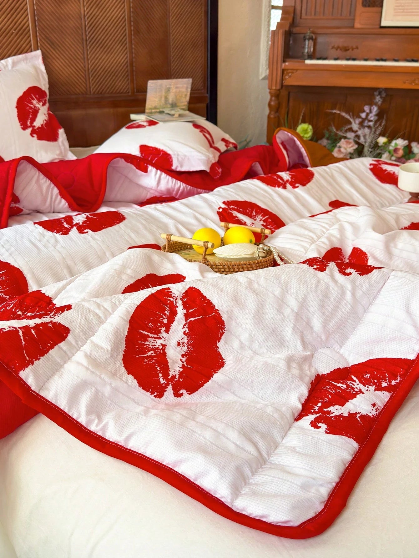 3-Piece Red Lip Print Lightweight Quilted Bedding Set, Soft Breathable Thin Quilt, Machine Washable Bedding Set For Bedroom, Includes 1 Quilted Comforter And 2 Pillowcases, Suitable For Dorm, Bedroom