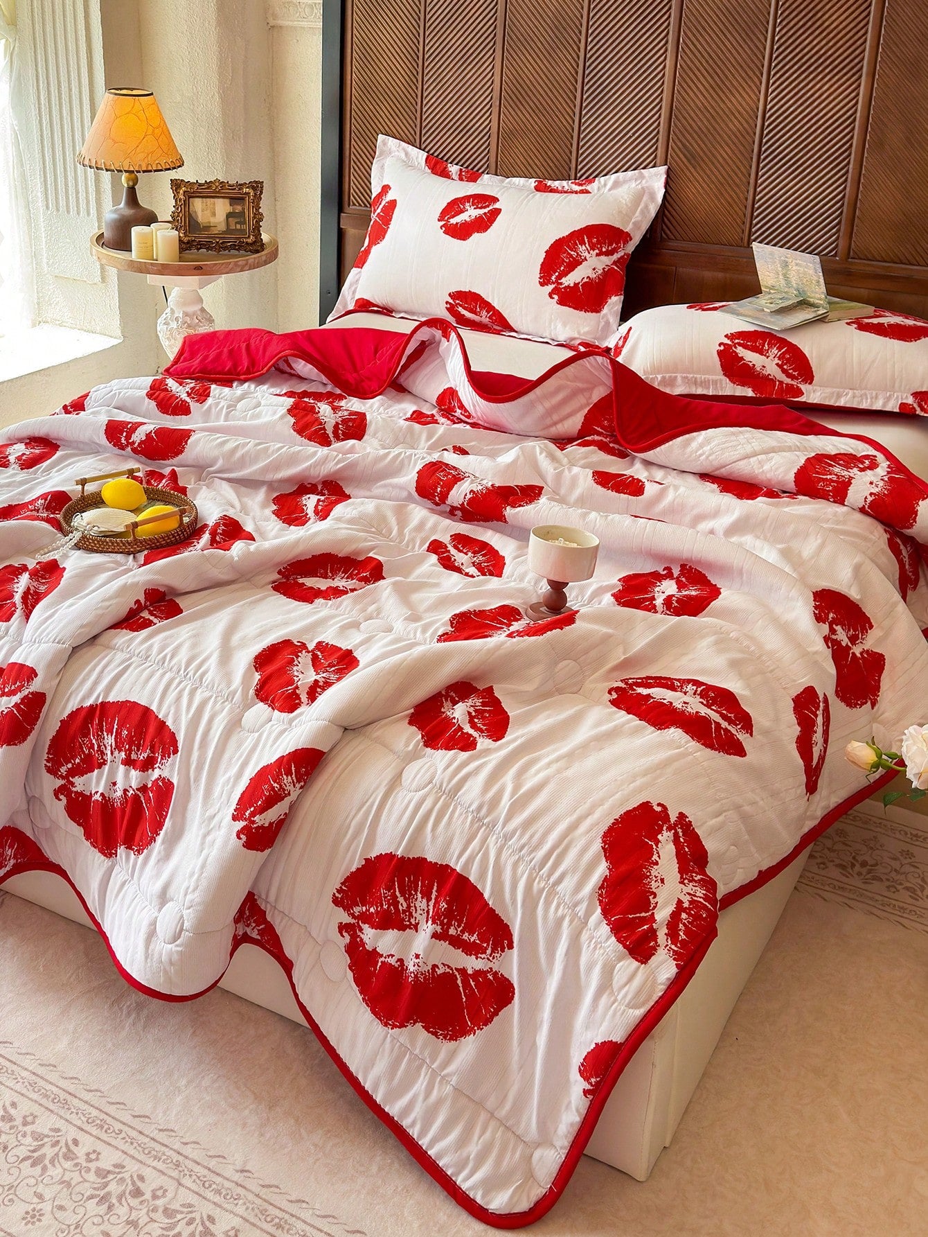 3-Piece Red Lip Print Lightweight Quilted Bedding Set, Soft Breathable Thin Quilt, Machine Washable Bedding Set For Bedroom, Includes 1 Quilted Comforter And 2 Pillowcases, Suitable For Dorm, Bedroom