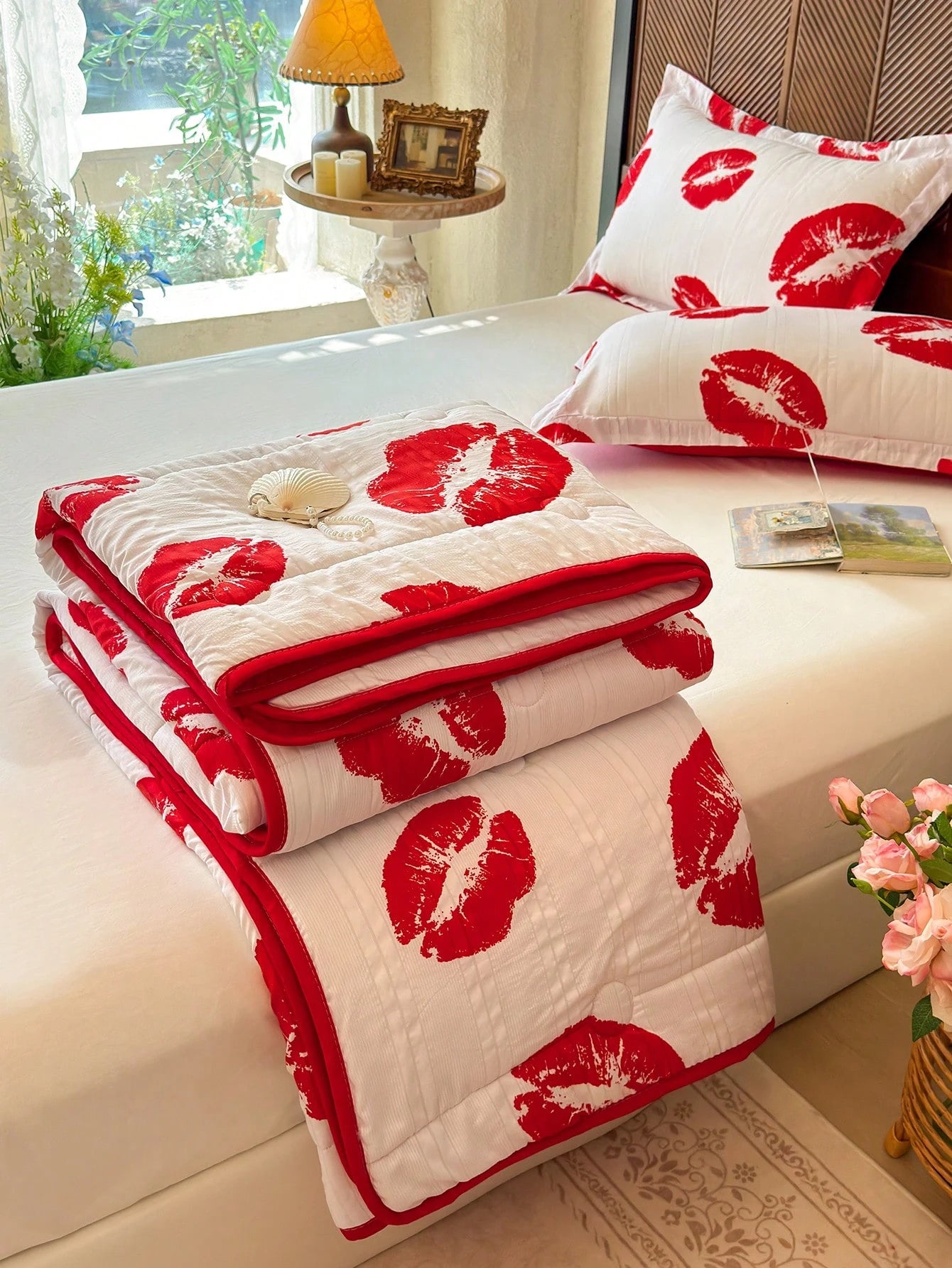 3-Piece Red Lip Print Lightweight Quilted Bedding Set, Soft Breathable Thin Quilt, Machine Washable Bedding Set For Bedroom, Includes 1 Quilted Comforter And 2 Pillowcases, Suitable For Dorm, Bedroom