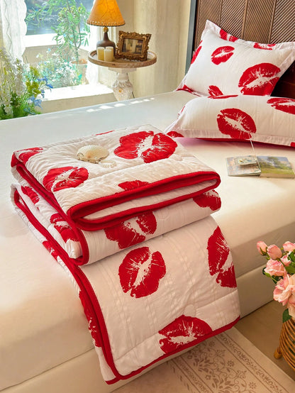 3-Piece Red Lip Print Lightweight Quilted Bedding Set, Soft Breathable Thin Quilt, Machine Washable Bedding Set For Bedroom, Includes 1 Quilted Comforter And 2 Pillowcases, Suitable For Dorm, Bedroom