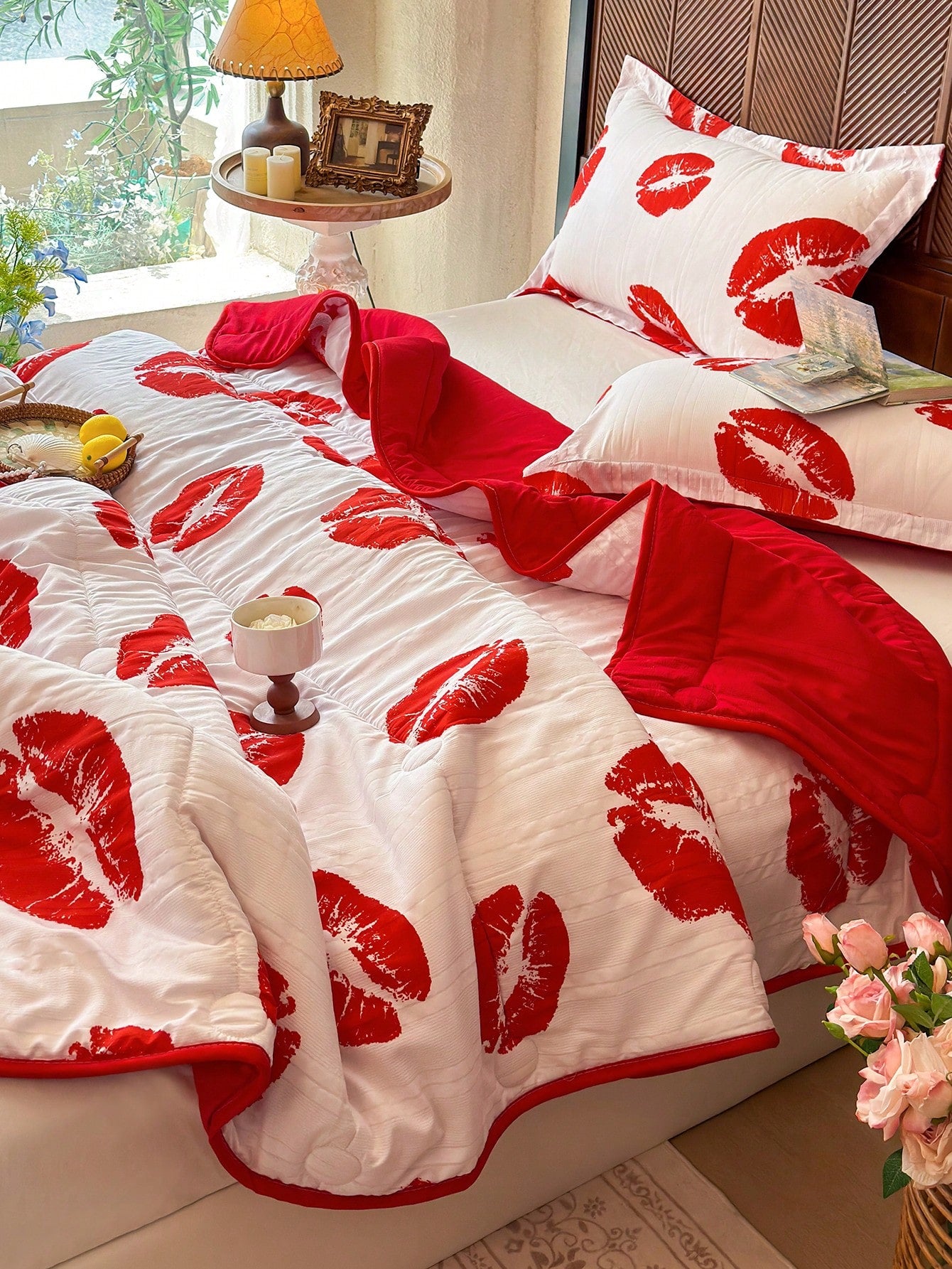 3-Piece Red Lip Print Lightweight Quilted Bedding Set, Soft Breathable Thin Quilt, Machine Washable Bedding Set For Bedroom, Includes 1 Quilted Comforter And 2 Pillowcases, Suitable For Dorm, Bedroom