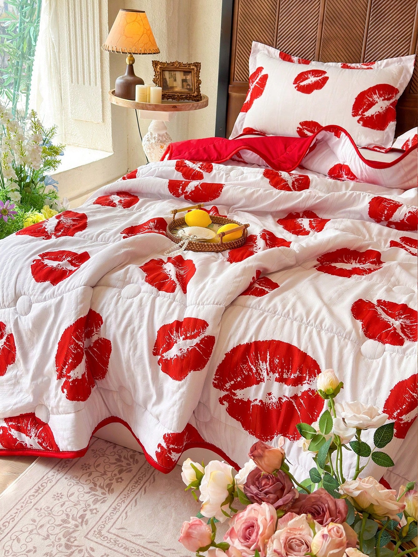 3-Piece Red Lip Print Lightweight Quilted Bedding Set, Soft Breathable Thin Quilt, Machine Washable Bedding Set For Bedroom, Includes 1 Quilted Comforter And 2 Pillowcases, Suitable For Dorm, Bedroom