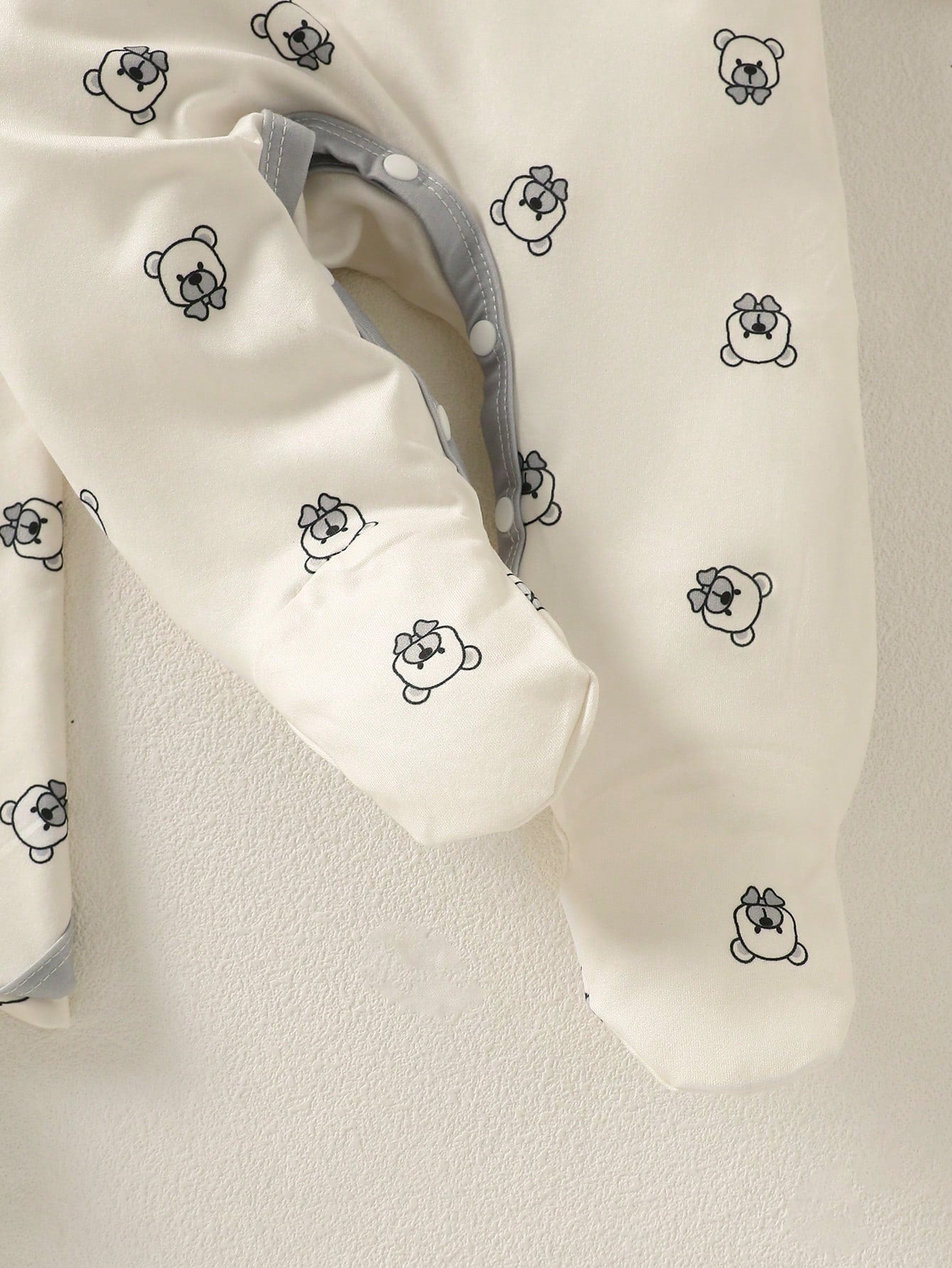 5pcs/Set Cartoon Bear Print Newborn Clothes Set,Off-White Summer Cute Baby Bibs,Hats,Gloves&Swaddle Blanket,Family Matching Newborn Outfits For 0-1Y