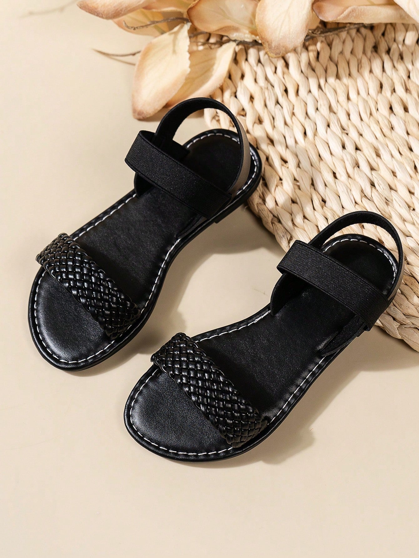 A Pair Of Children's Favorite Sandals, New Children's Sandals, Fashion, School Style, Soft Sole, Comfortable Sandals, Family Slippers, Holiday Style, Boys And Girls Like Sandals