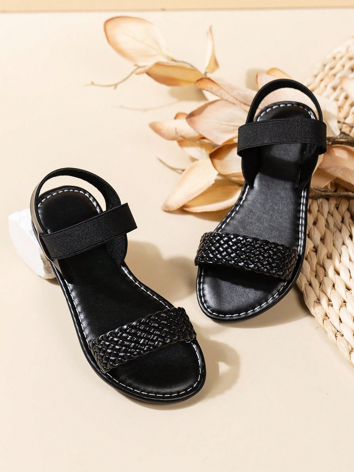 A Pair Of Children's Favorite Sandals, New Children's Sandals, Fashion, School Style, Soft Sole, Comfortable Sandals, Family Slippers, Holiday Style, Boys And Girls Like Sandals