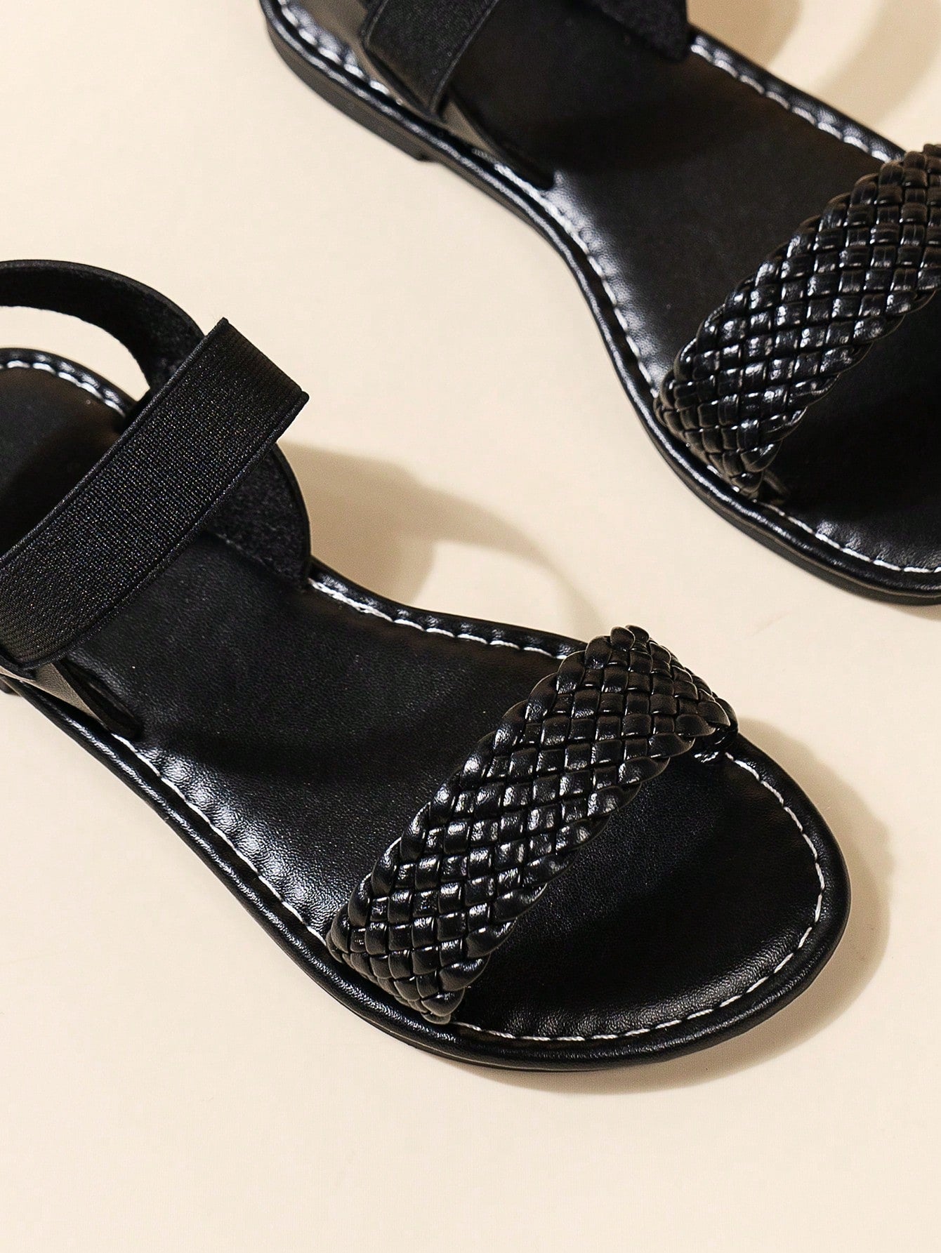 A Pair Of Children's Favorite Sandals, New Children's Sandals, Fashion, School Style, Soft Sole, Comfortable Sandals, Family Slippers, Holiday Style, Boys And Girls Like Sandals