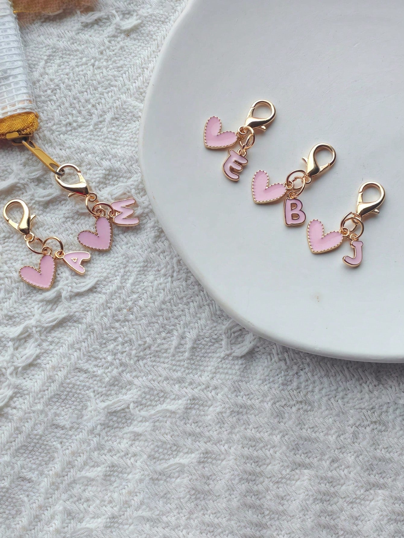 A-Z Letter Fashionable Cute Heart-Shaped Keychain, With Lobster Clasp, Heart Pendant And Creative Letter Keychain. Suitable For Decorating Various Bags, Backpacks, Car Keys, Also An Excellent Gift Cho