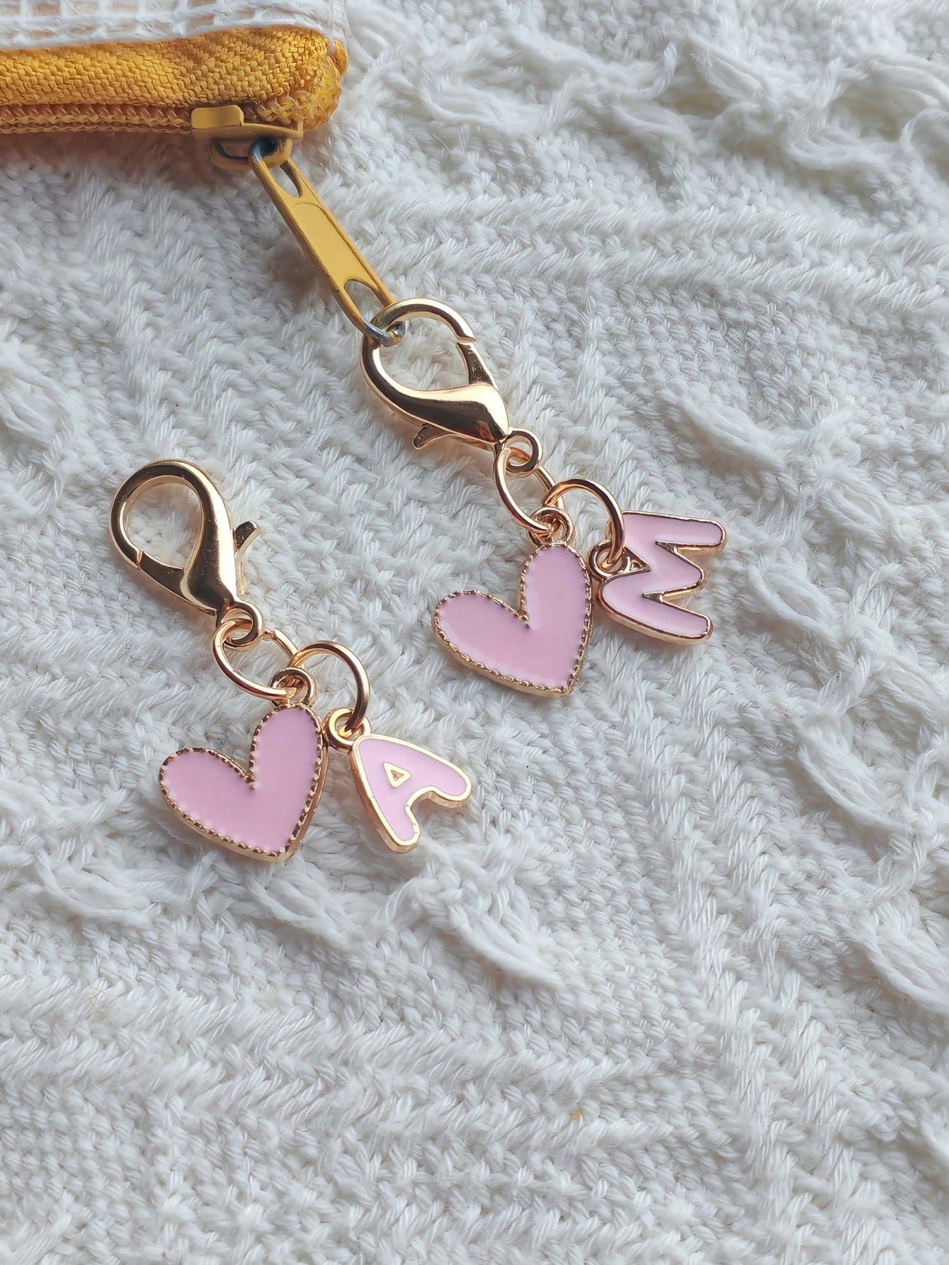 A-Z Letter Fashionable Cute Heart-Shaped Keychain, With Lobster Clasp, Heart Pendant And Creative Letter Keychain. Suitable For Decorating Various Bags, Backpacks, Car Keys, Also An Excellent Gift Cho