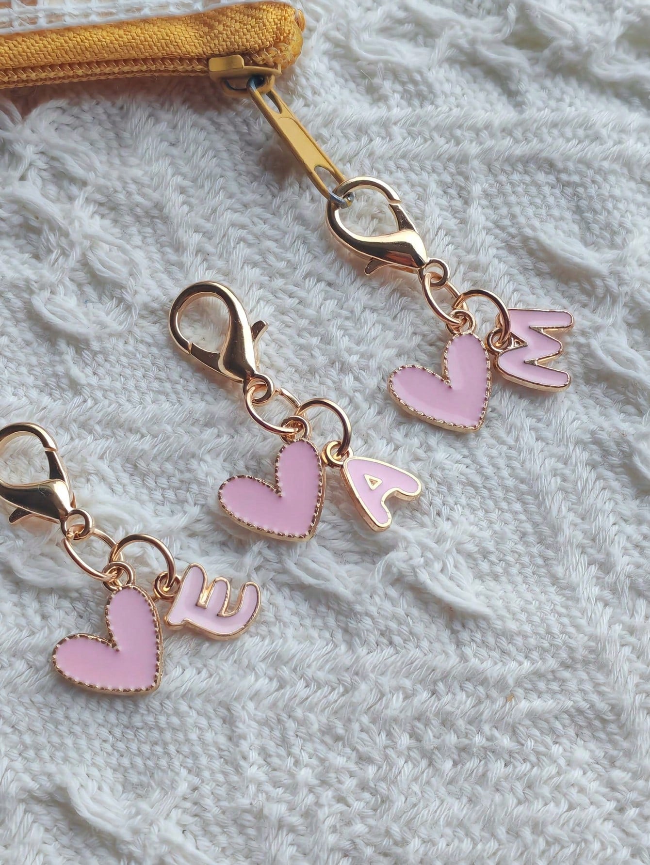 A-Z Letter Fashionable Cute Heart-Shaped Keychain, With Lobster Clasp, Heart Pendant And Creative Letter Keychain. Suitable For Decorating Various Bags, Backpacks, Car Keys, Also An Excellent Gift Cho