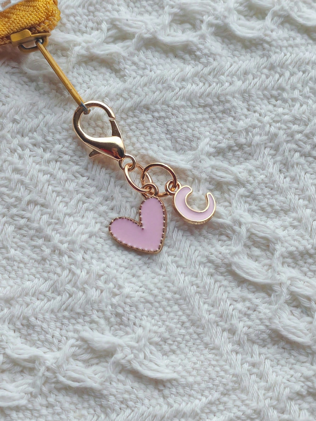 A-Z Letter Fashionable Cute Heart-Shaped Keychain, With Lobster Clasp, Heart Pendant And Creative Letter Keychain. Suitable For Decorating Various Bags, Backpacks, Car Keys, Also An Excellent Gift Cho
