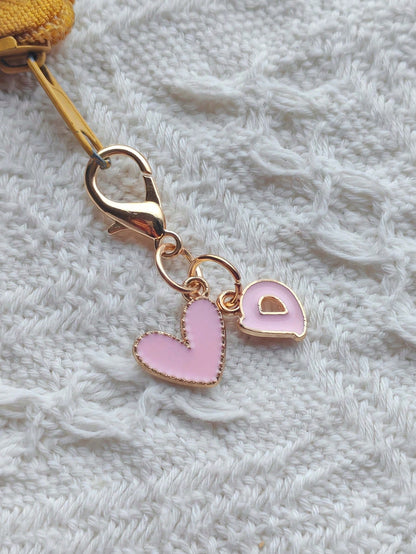 A-Z Letter Fashionable Cute Heart-Shaped Keychain, With Lobster Clasp, Heart Pendant And Creative Letter Keychain. Suitable For Decorating Various Bags, Backpacks, Car Keys, Also An Excellent Gift Cho