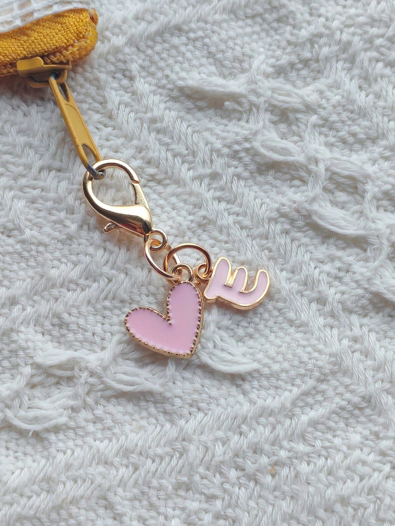 A-Z Letter Fashionable Cute Heart-Shaped Keychain, With Lobster Clasp, Heart Pendant And Creative Letter Keychain. Suitable For Decorating Various Bags, Backpacks, Car Keys, Also An Excellent Gift Cho