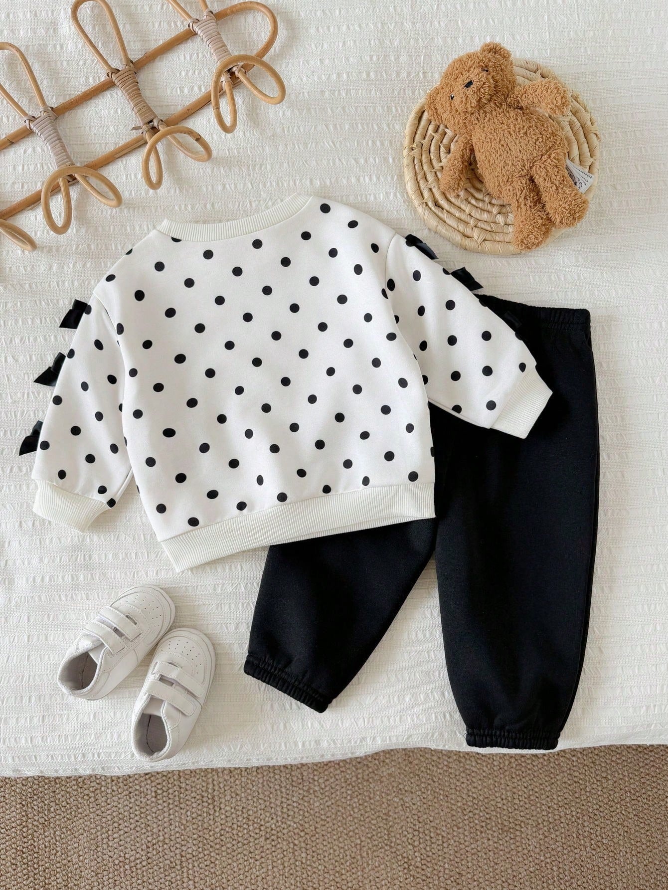 Baby Girl Autumn/Winter Cute Polka Dot Soft Bow Long Sleeve Sweatshirt And Elastic Waist Long Pants 2 Pieces Set