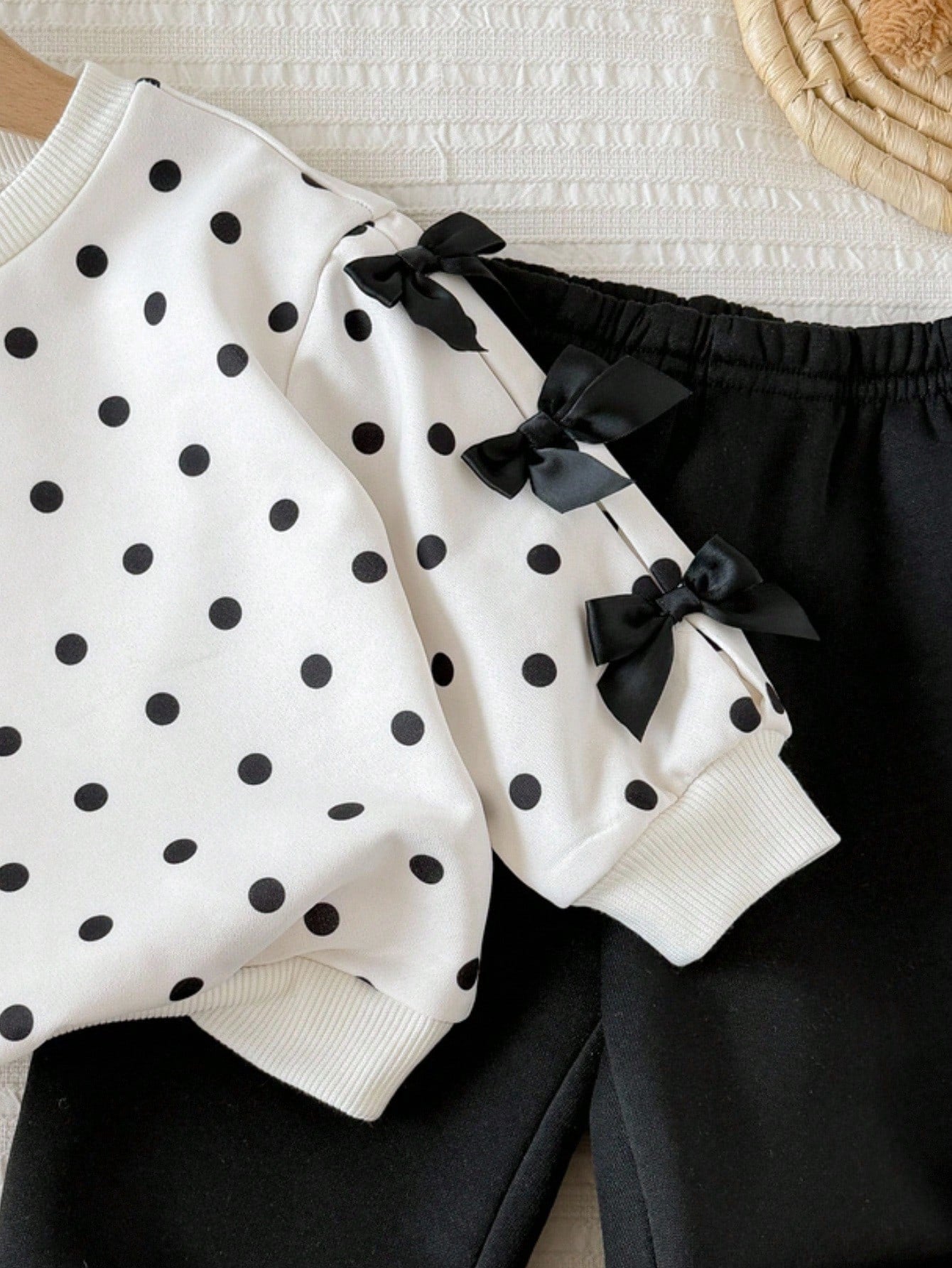 Baby Girl Autumn/Winter Cute Polka Dot Soft Bow Long Sleeve Sweatshirt And Elastic Waist Long Pants 2 Pieces Set