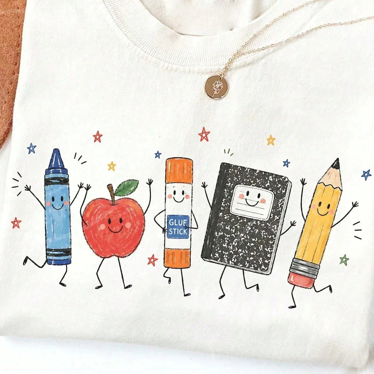 Cute Cartoon School Supplies Graphic Tee Preppy Teacher Student T-Shirt Kindergarten Back To School Top Smiling Apple Crayon Pencil Graphic Clothes