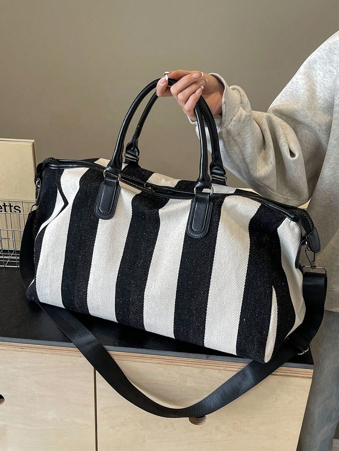High End Travel Bag, Large Capacity Clothing Storage Bag, Portable Business Travel Boarding Luggage Bag, Stylish Contrasting Striped Design Bag