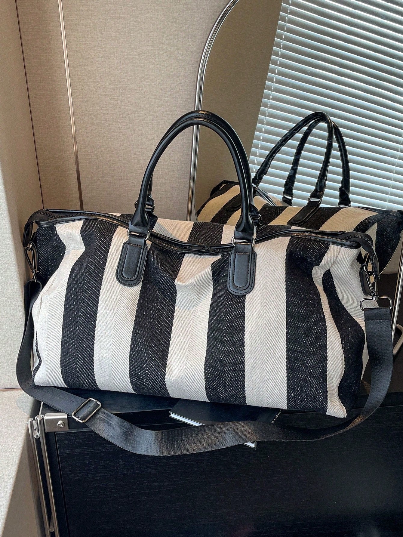 High End Travel Bag, Large Capacity Clothing Storage Bag, Portable Business Travel Boarding Luggage Bag, Stylish Contrasting Striped Design Bag