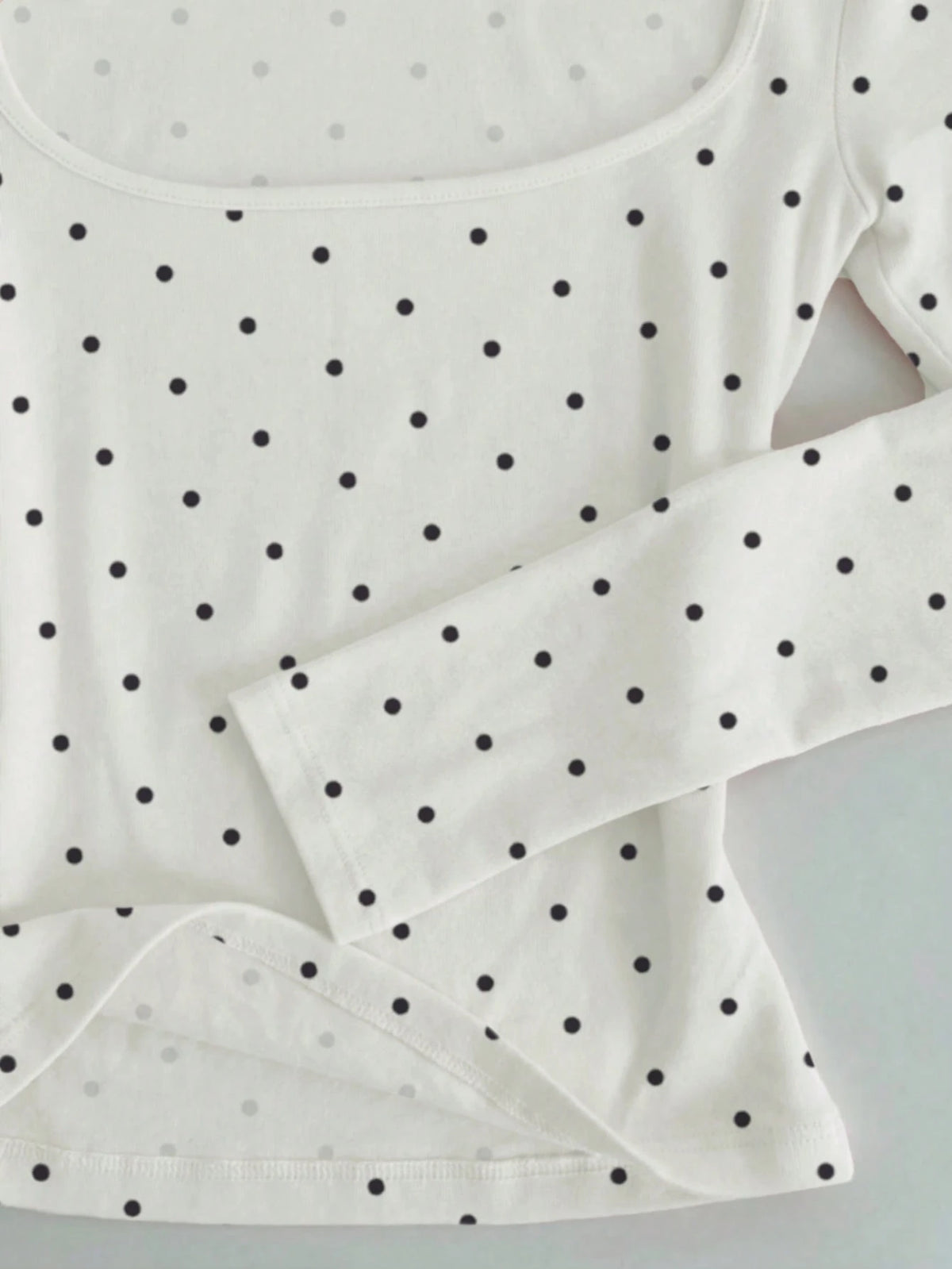IslaSuriya Minimalist White Black Polka Dots Square Neck Slim-Fit Long-Sleeve T-Shirt,Cute Everyday Casual Top Fall Winter,Mother's Day Gift Sisters,Mom