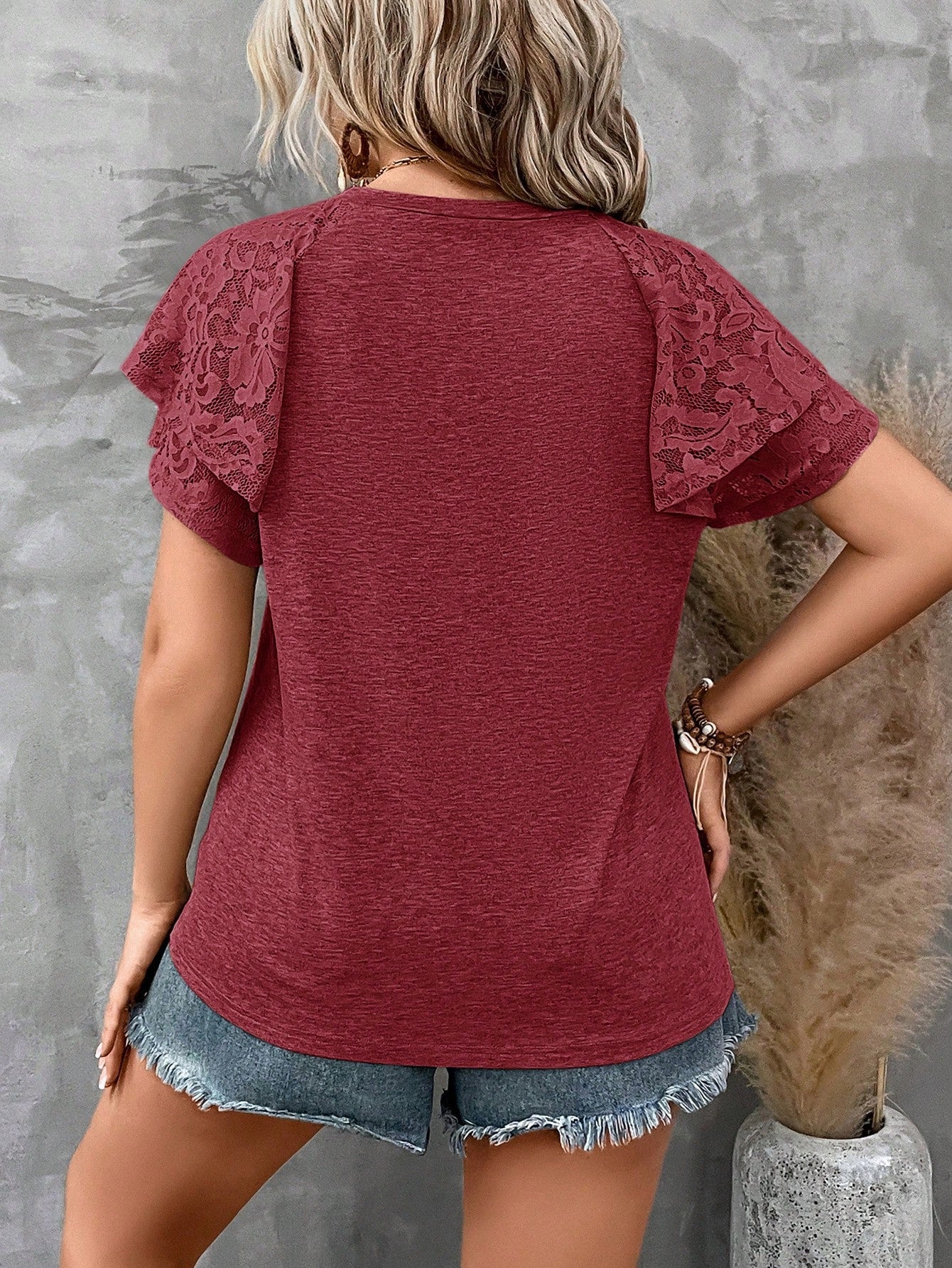 LUNE Plus Contrast Lace Flounce Sleeve Tee