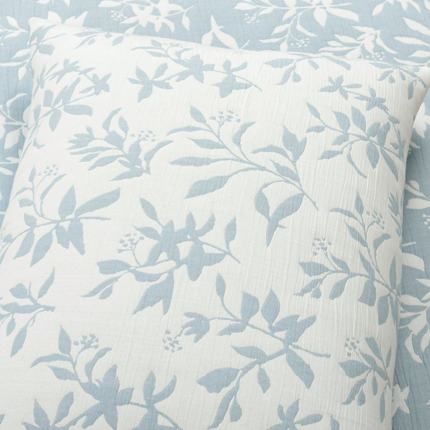 LUSH DECOR Floral Jacquard Reversible Soft Matelassé Quilt Blue 3Pc Set King/Cal King Halloween-Fall Decor-Room Decor