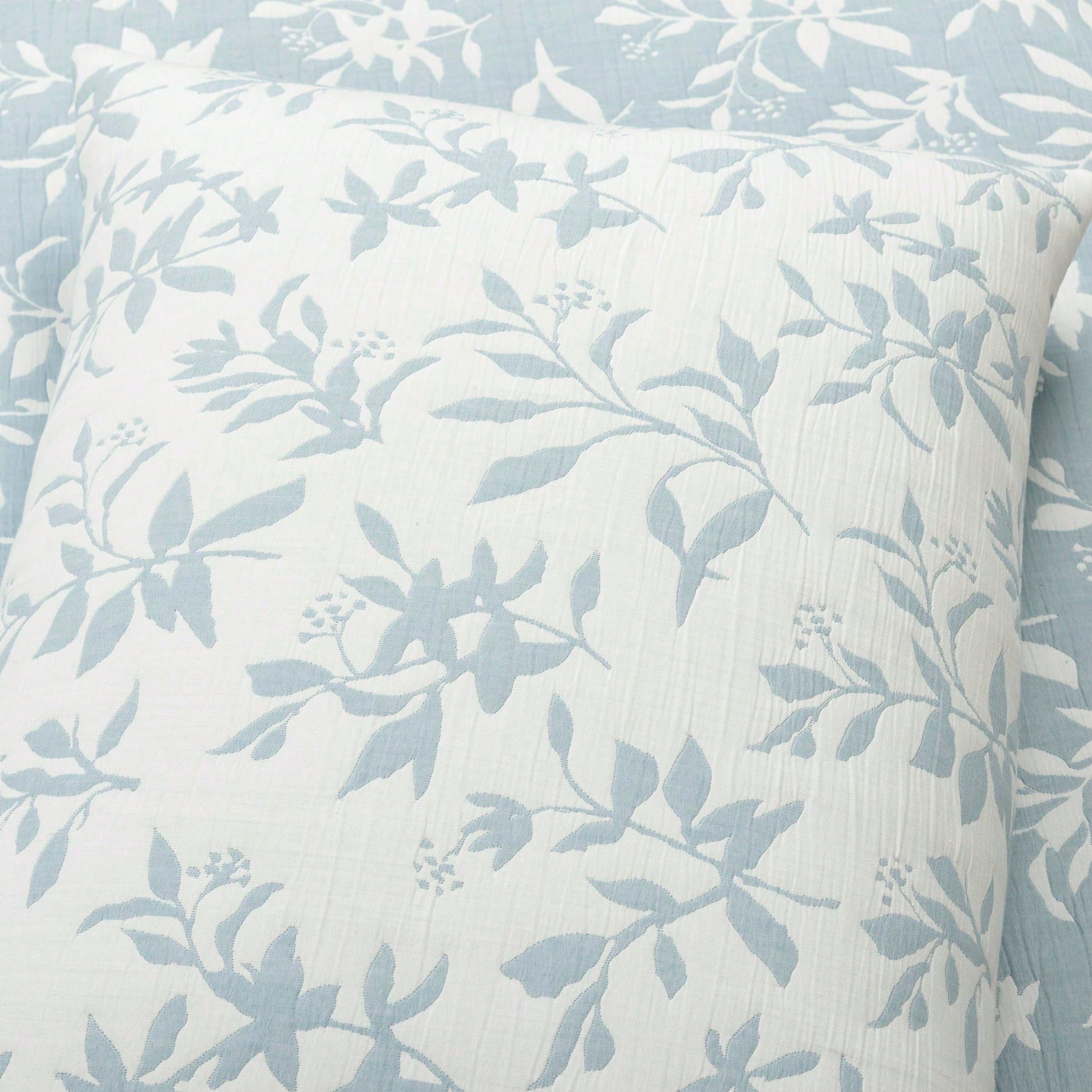 LUSH DECOR Floral Jacquard Reversible Soft Matelassé Quilt Blue 3Pc Set King/Cal King Halloween-Fall Decor-Room Decor