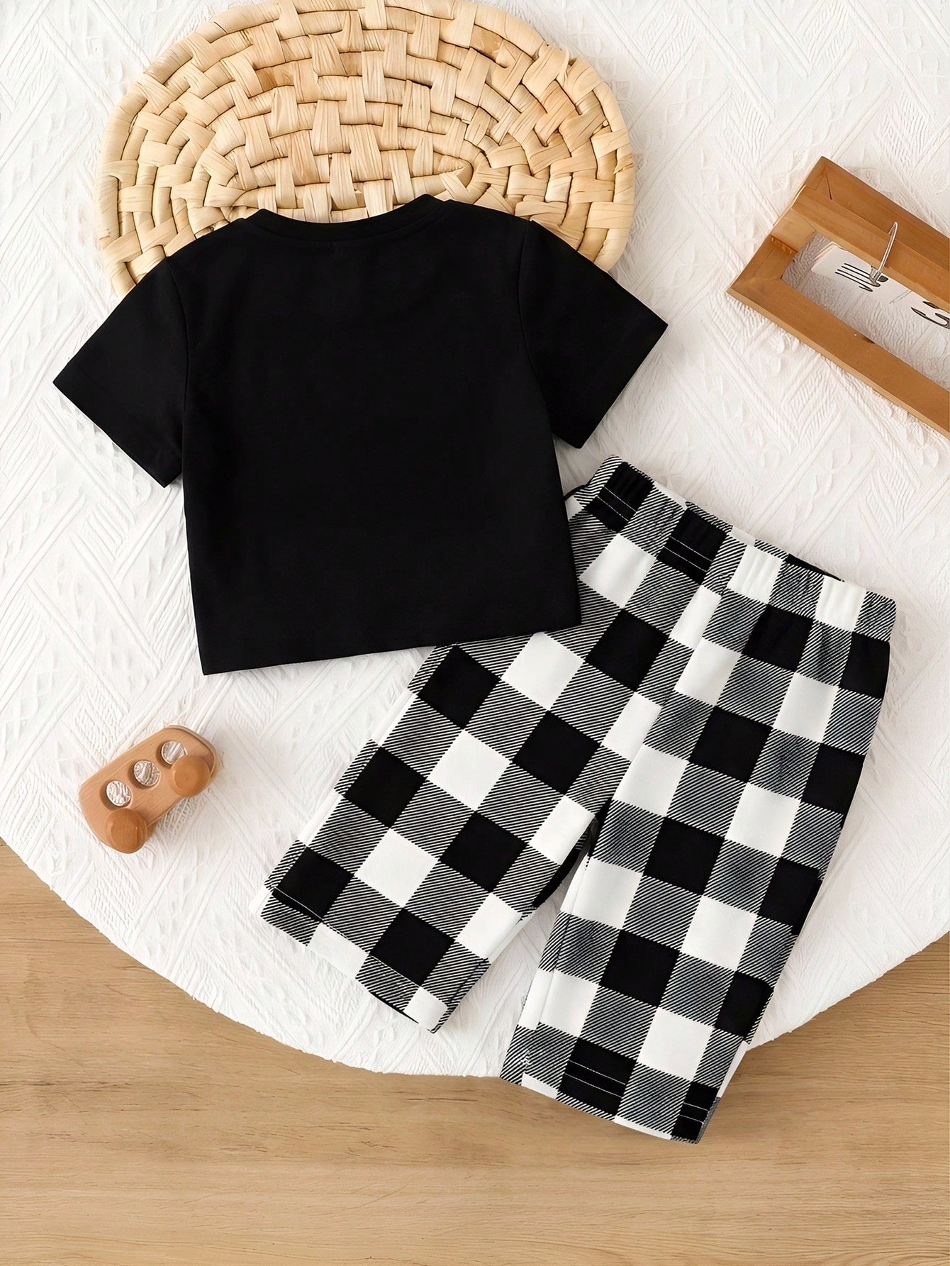 Newborn Baby Boy Minimalist Embroidered Pattern Round Neck Short Sleeve Plaid Loose Casual Pajama Set, 2pcs