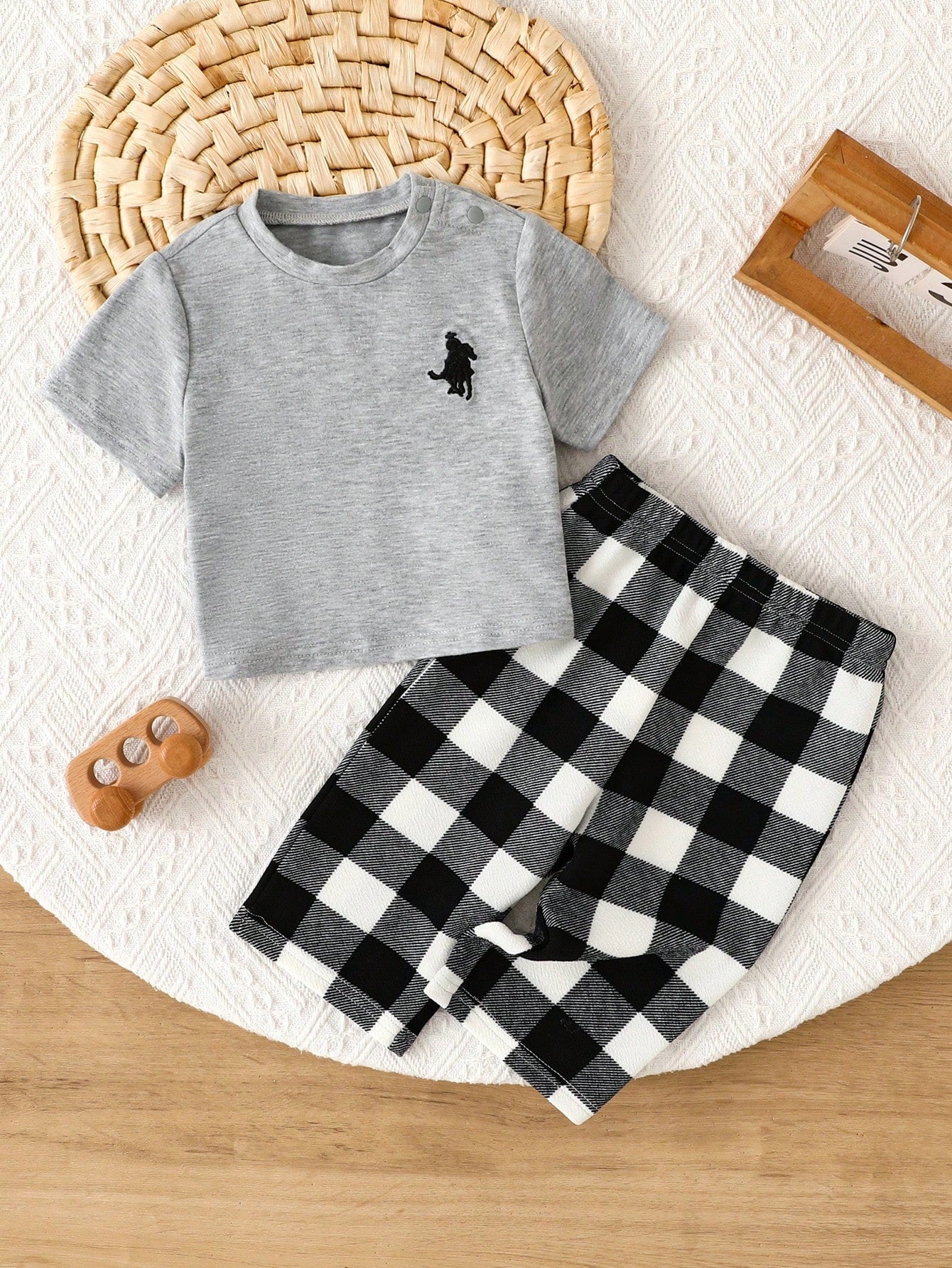 Newborn Baby Boy Minimalist Embroidered Pattern Round Neck Short Sleeve Plaid Loose Casual Pajama Set, 2pcs